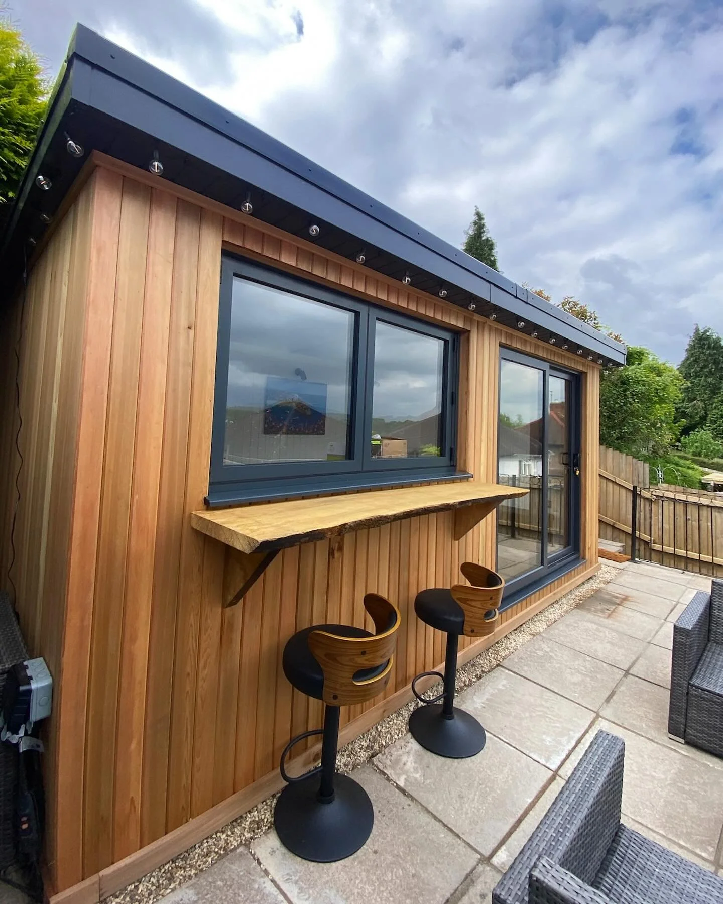 Garden studio with outdoor bar area in Bristol