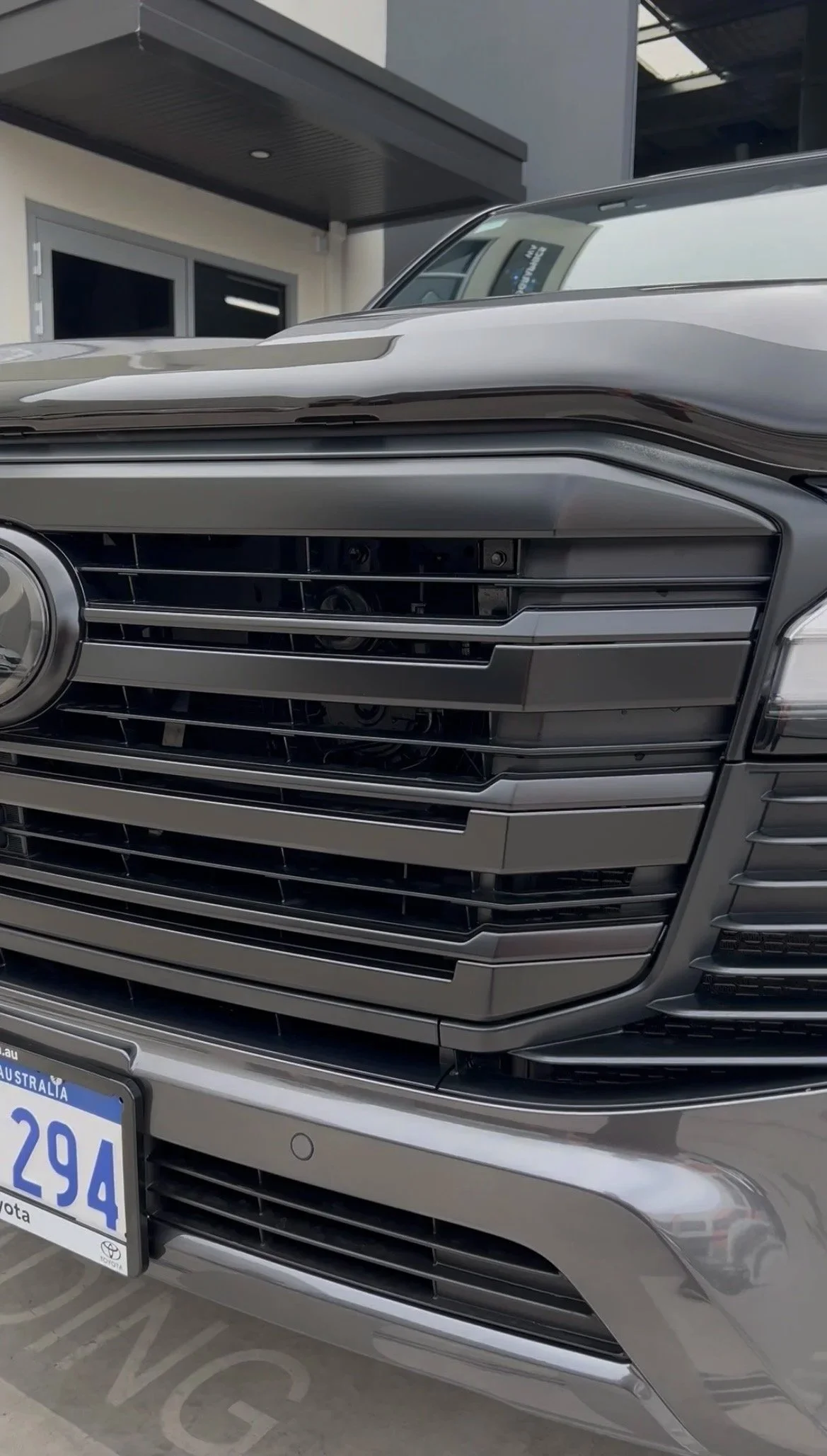 LC300 Series Grille in Gloss and Satin Black