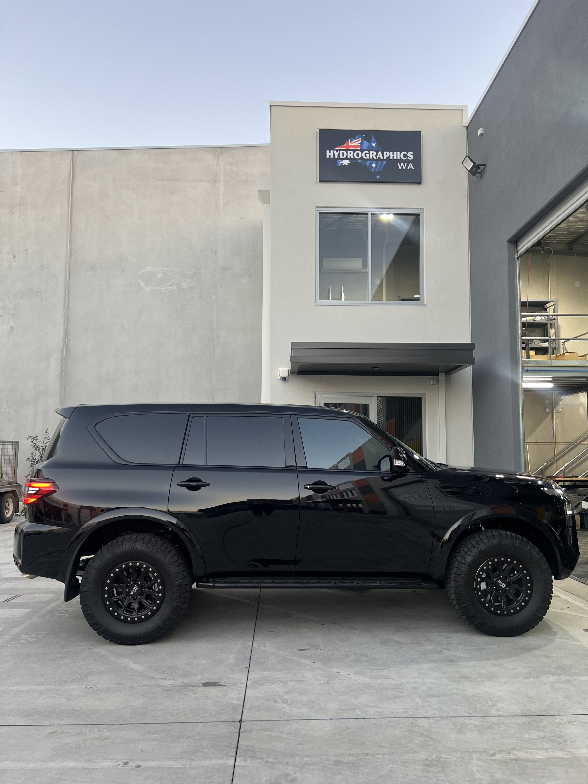 Hydrographics WA Nissan Patrol Y62 exterior chrome delete package exterior blackout on brilliant silver