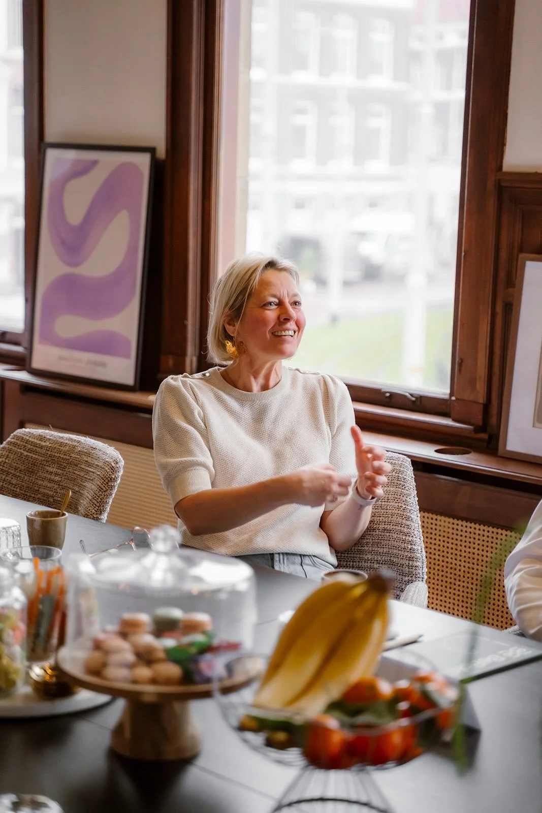 Vrouw, manager, probeert een complex probleem uit te leggen tijdens een vergadering in een boardroom.