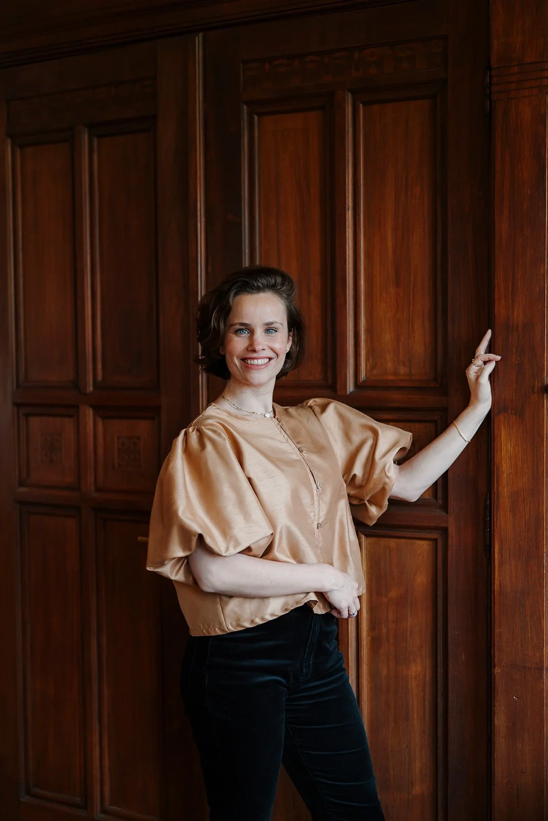Presentatiecoach Lindy Bremer gefotografeerd voor een authentieke deur bij vergaderlocatie BoldSpace.