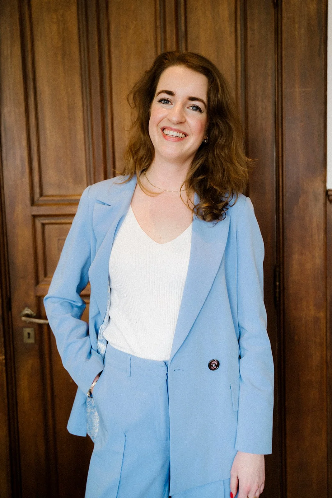Vrouw in een blauw pak, cursist van BeBold Academy.