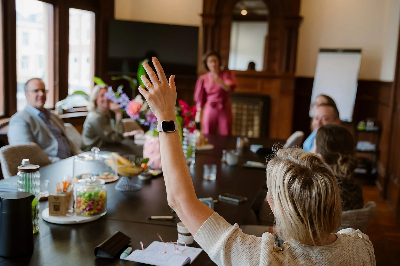 Mensen in een vergadering, iemand heeft angst om te spreken.