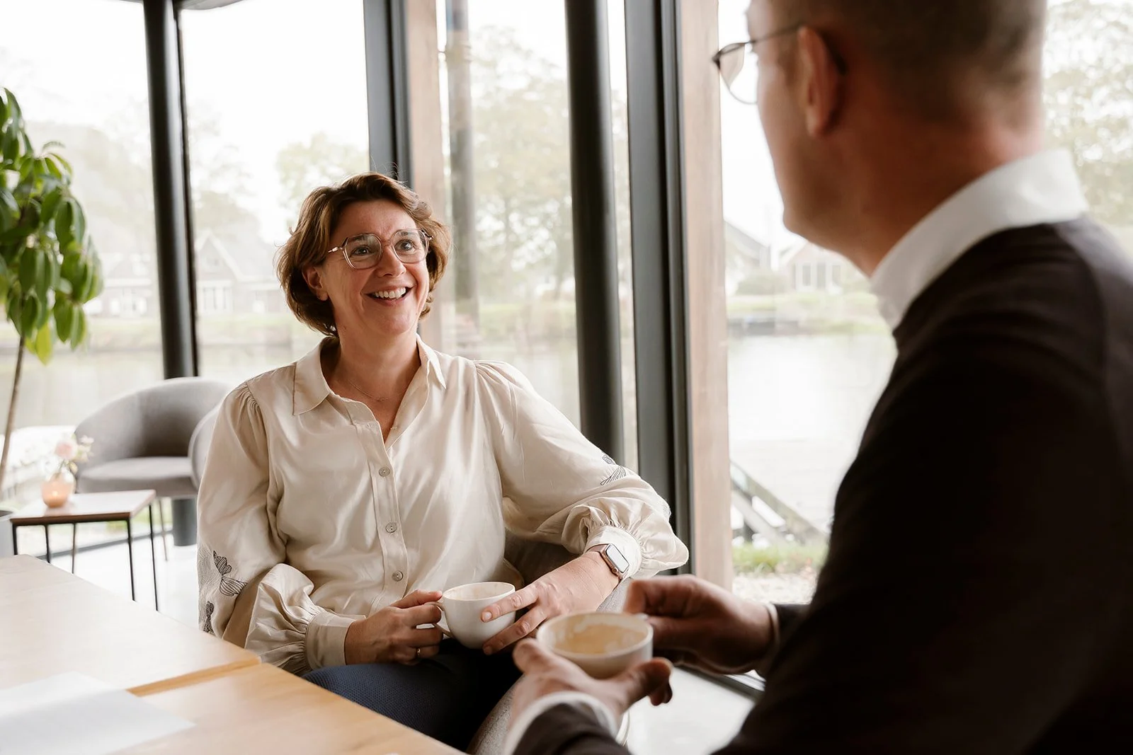 Vrouw die in gesprek is met een dominant persoon.