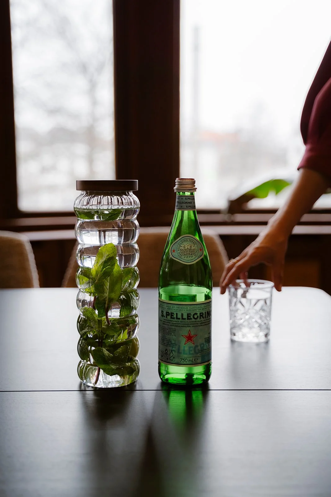 Een fles mineraalwater San Pellegrino en water met munt voor tijdens de training Spreken met Impact in Den Haag.