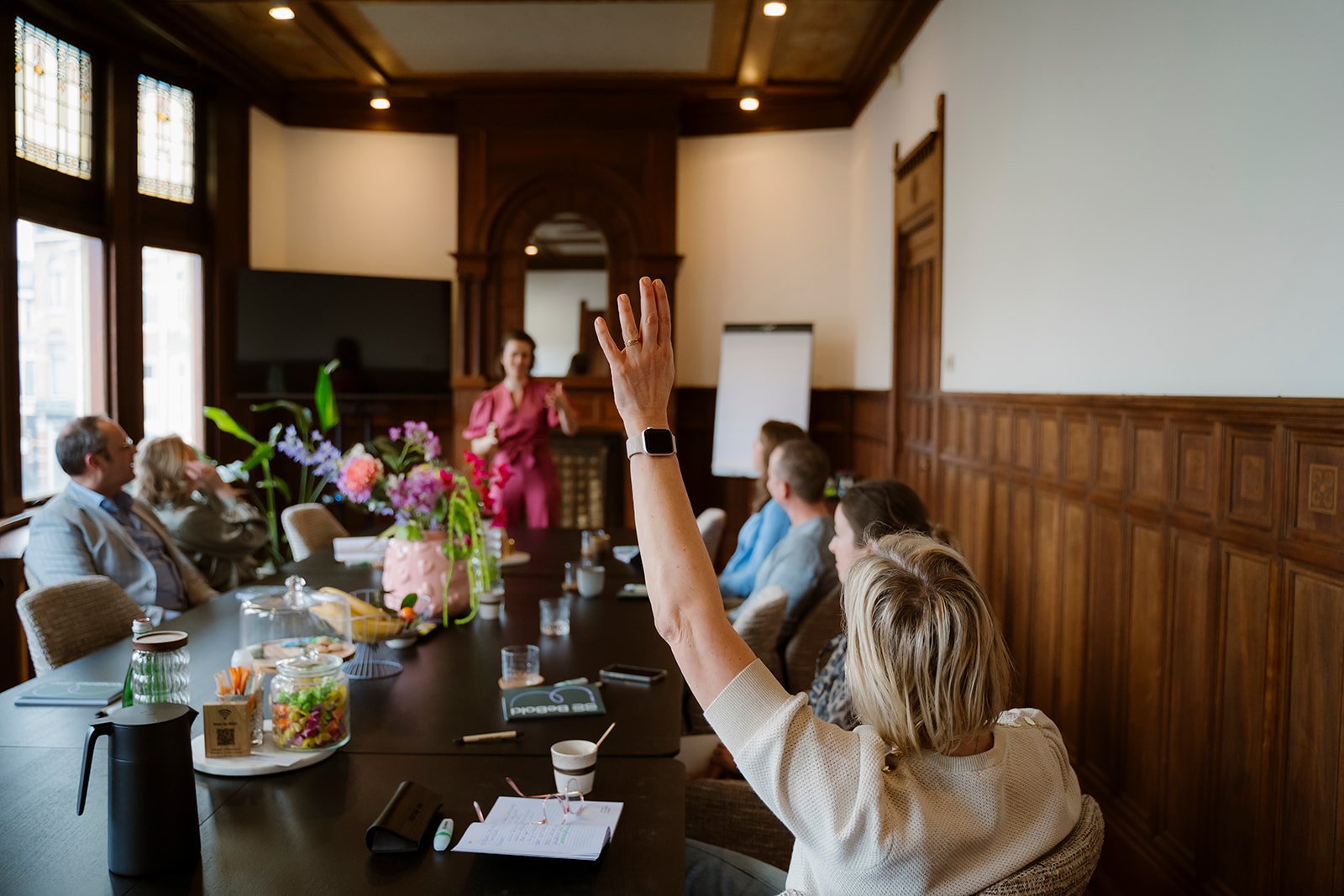 Cursisten die beginnen aan de twee-daagse cursus presenteren in een vergaderlocatie.