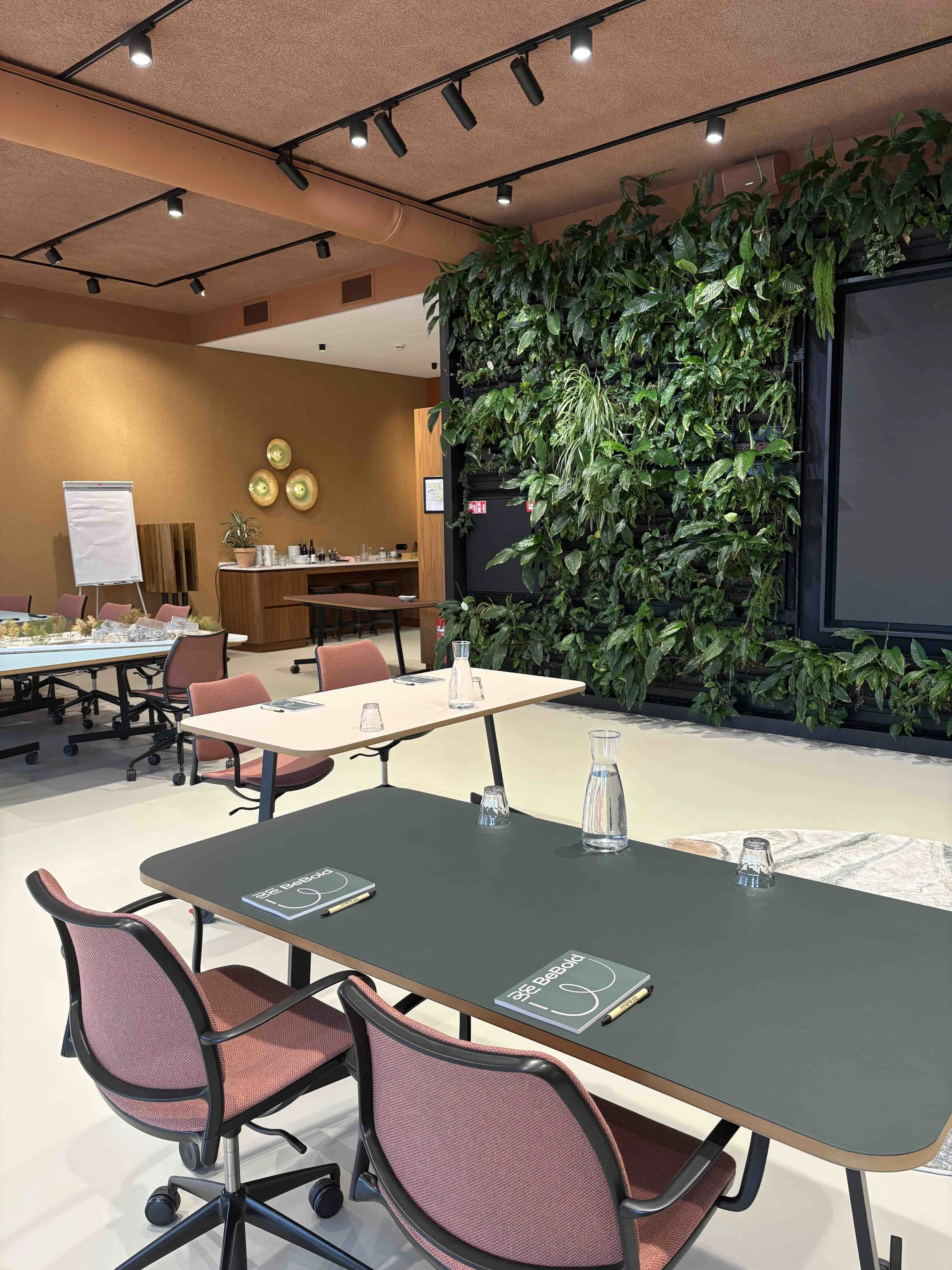 Een vergaderzaal in een modern kantoorgebouw van Fruitful Ventures.