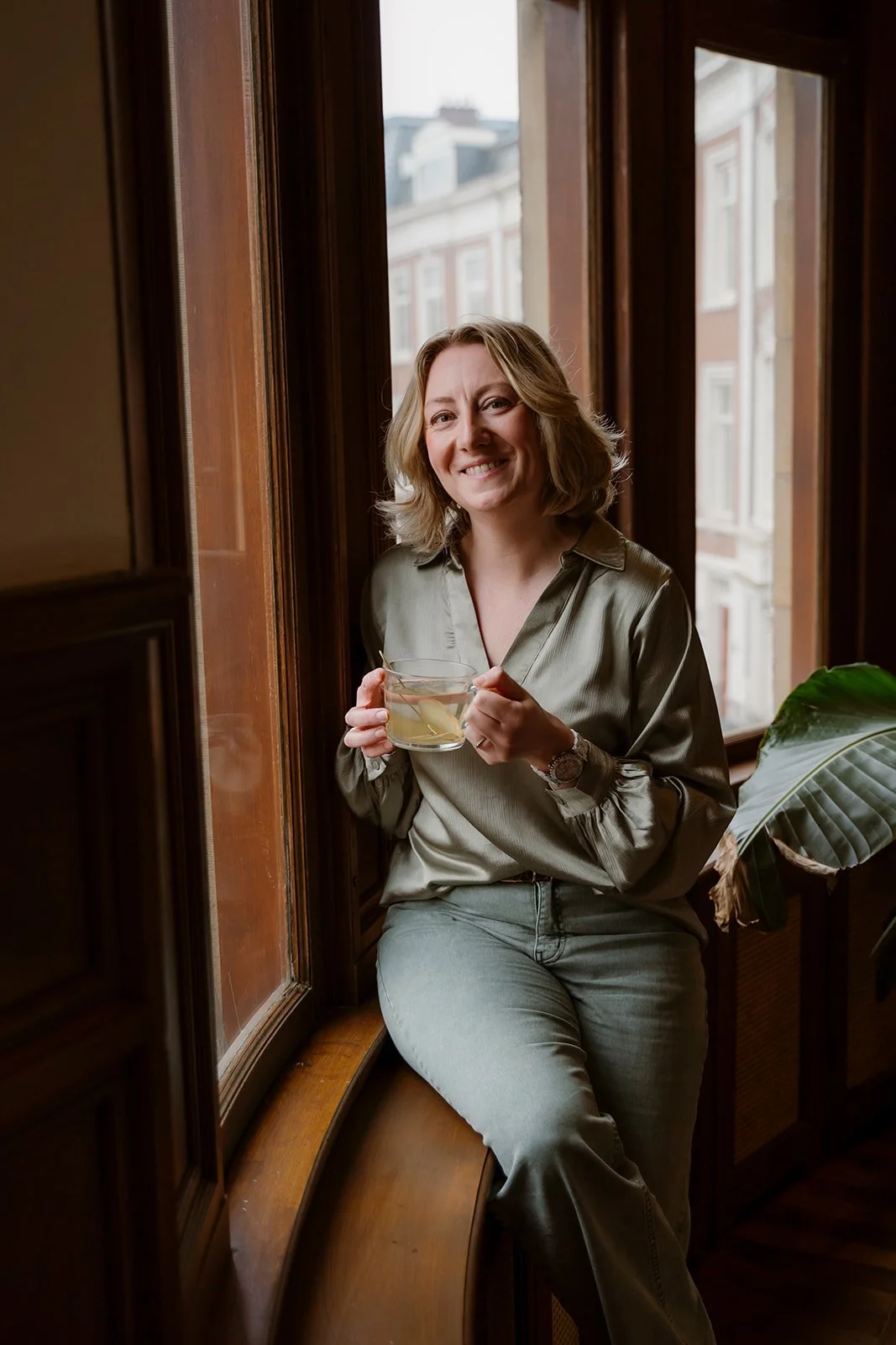 Cursist, vrouw die een kop thee drinkt in de pauze van de training Spreken met Impact.