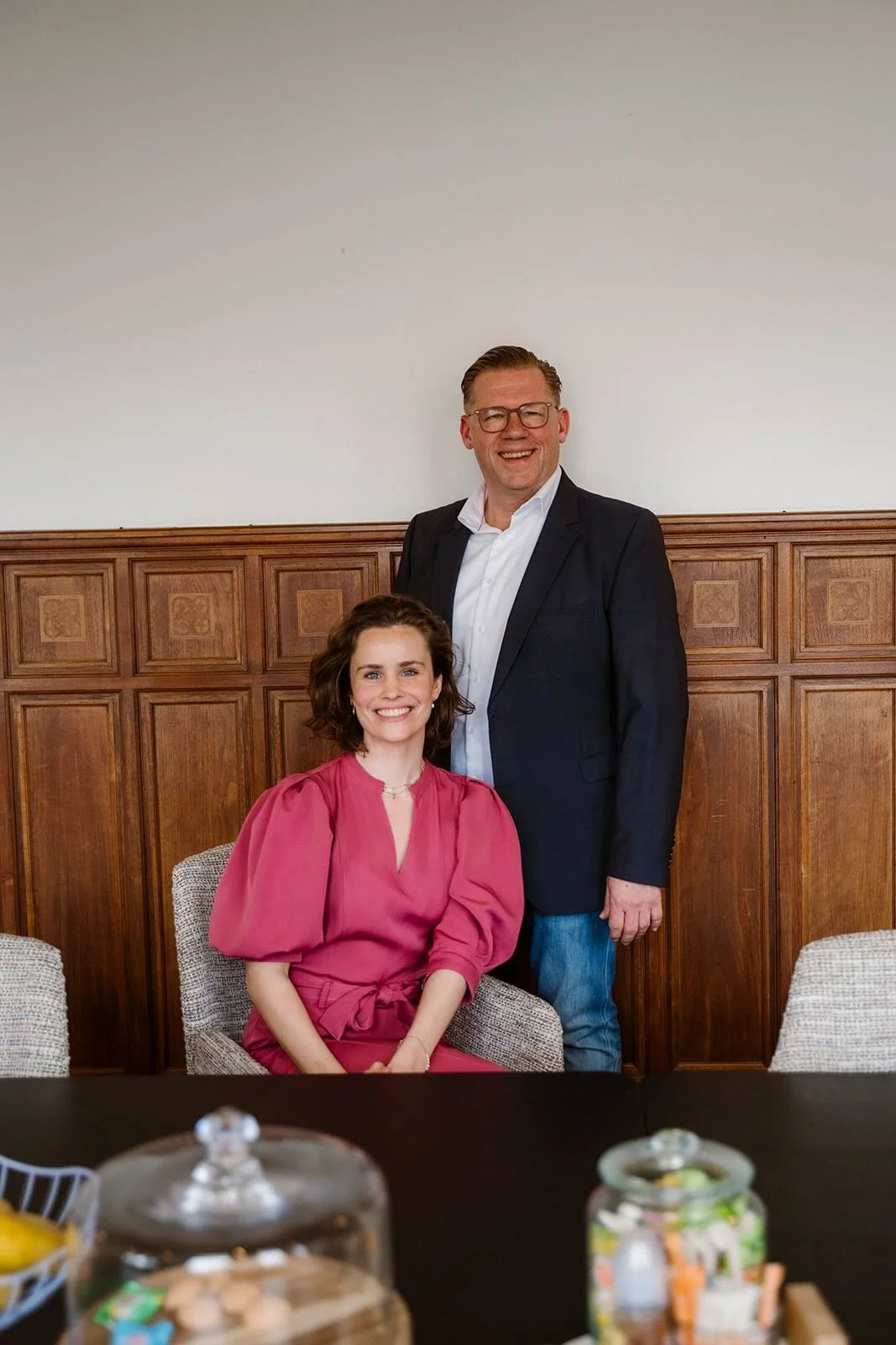 Twee trainers van BeBold Academy in de trainingsruimte in Den Haag.