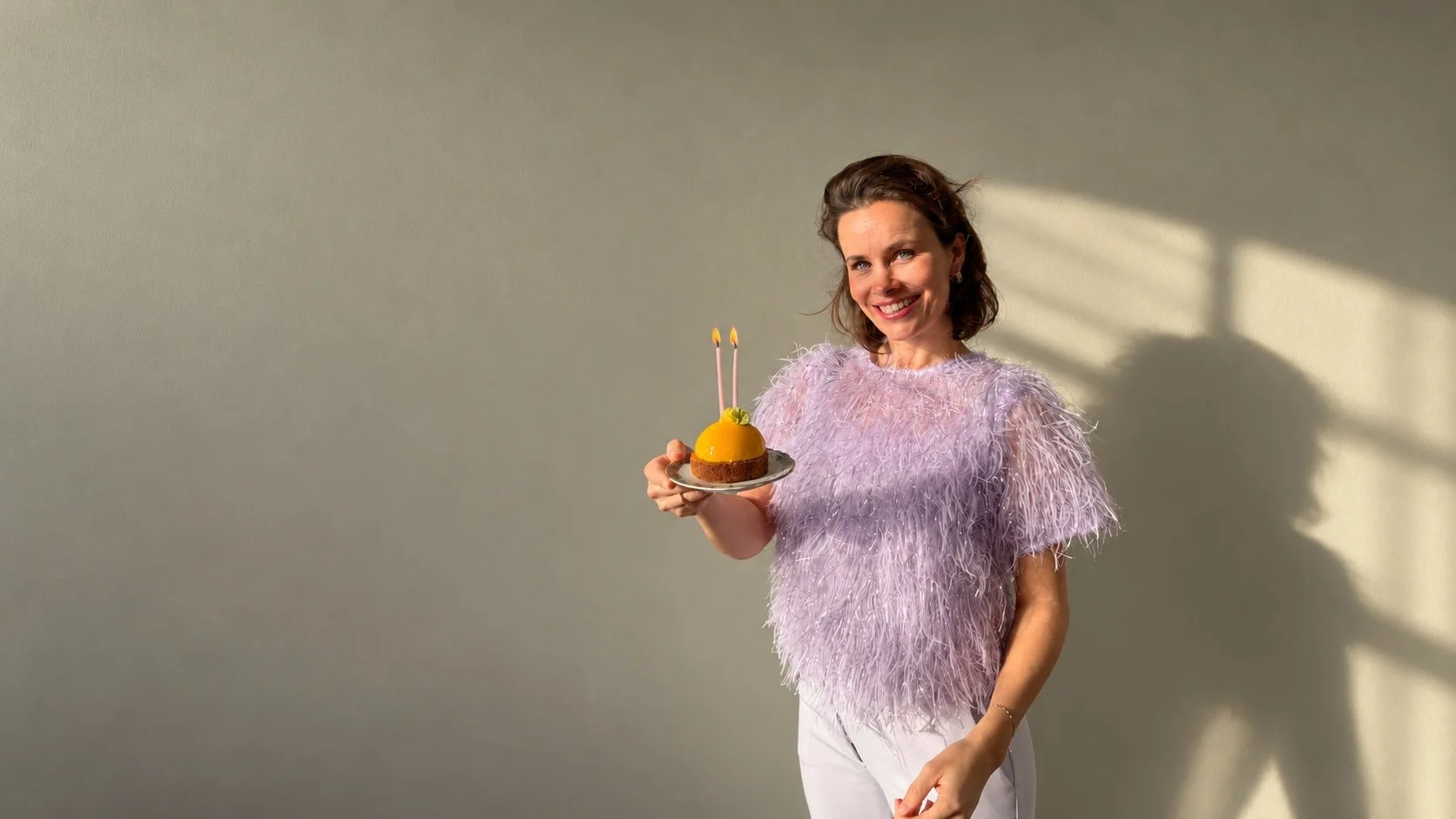 Lindy Bremer oprichter van BeBold Academy viert met een taartje het tweejarig bestaan van BeBold.