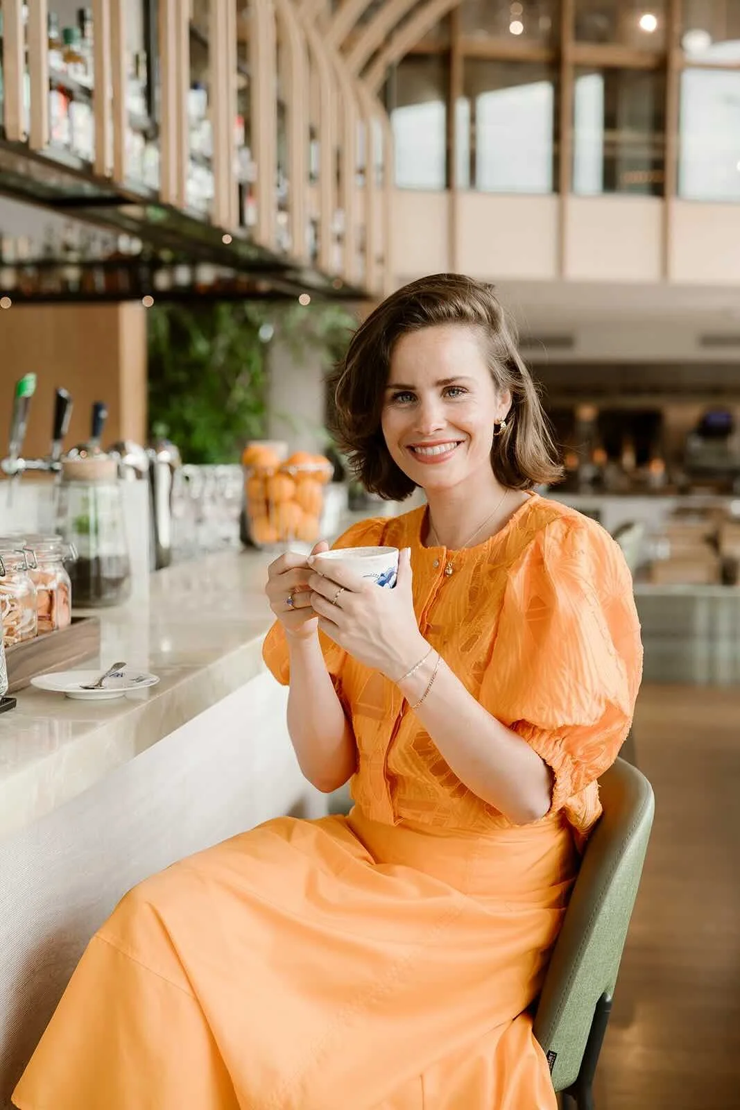 Trainer Lindy Bremer drinkt koffie aan de bar in hotel Jakarta.