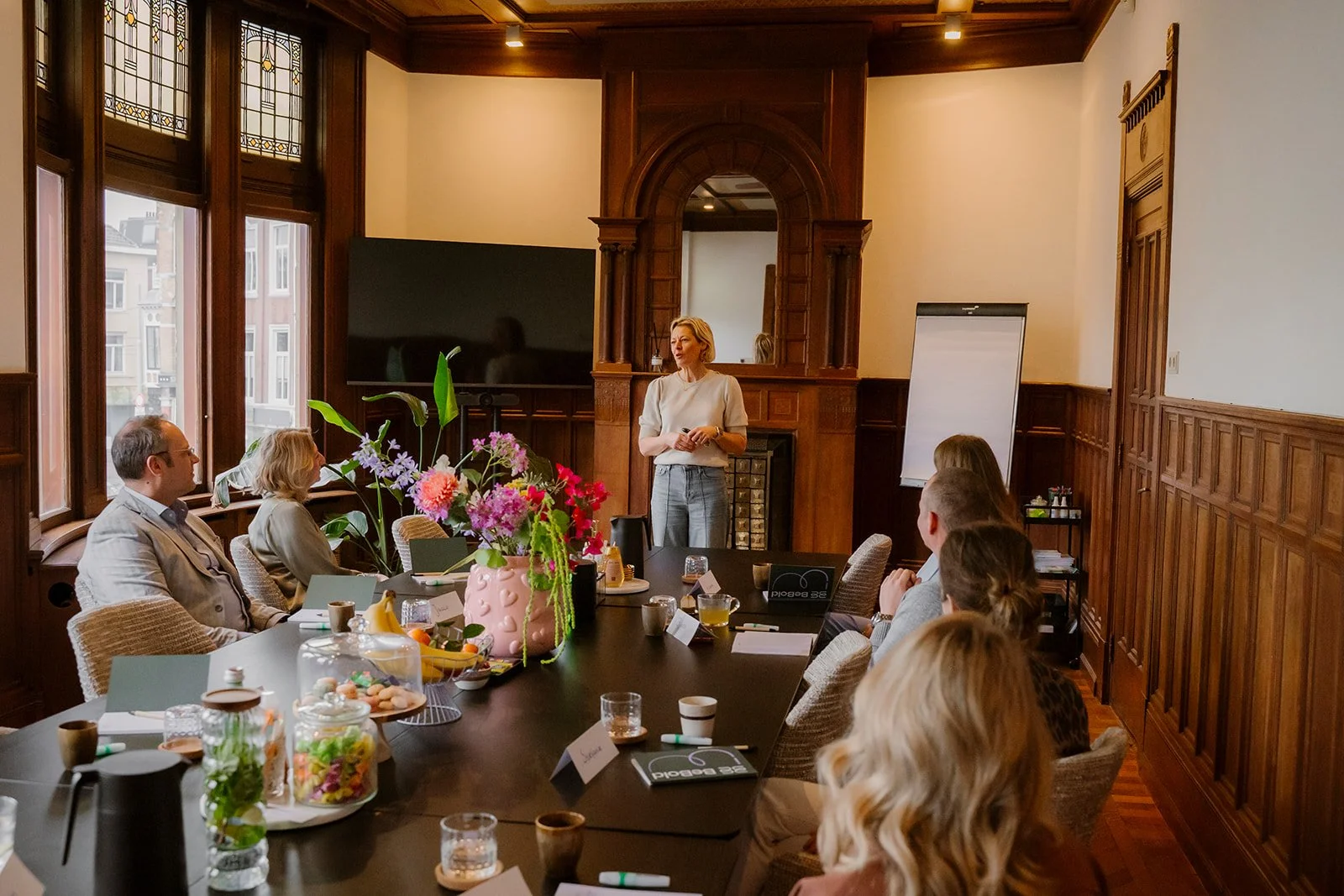 Een vrouw presenteert voor een groep IT-ers in Den Haag.