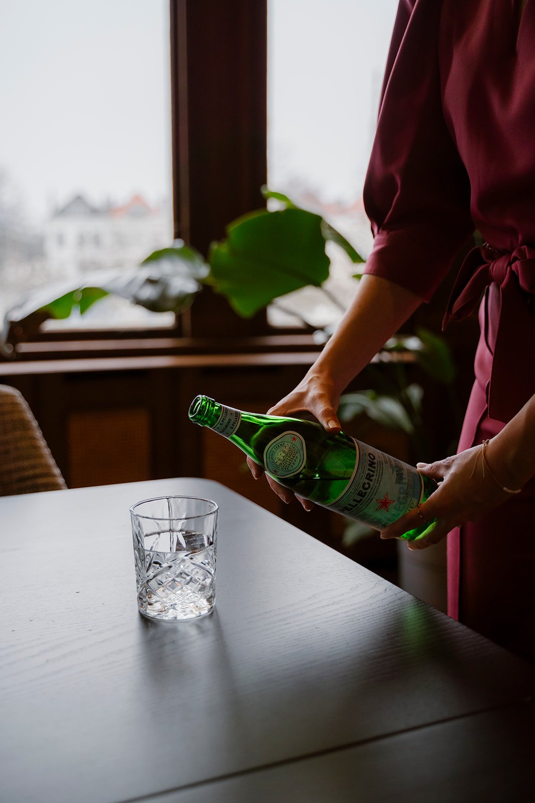 Een fles mineraalwater van San Pellegrino tijdens de cursus presenteren, 'Spreken met Impact, in Den Haag.