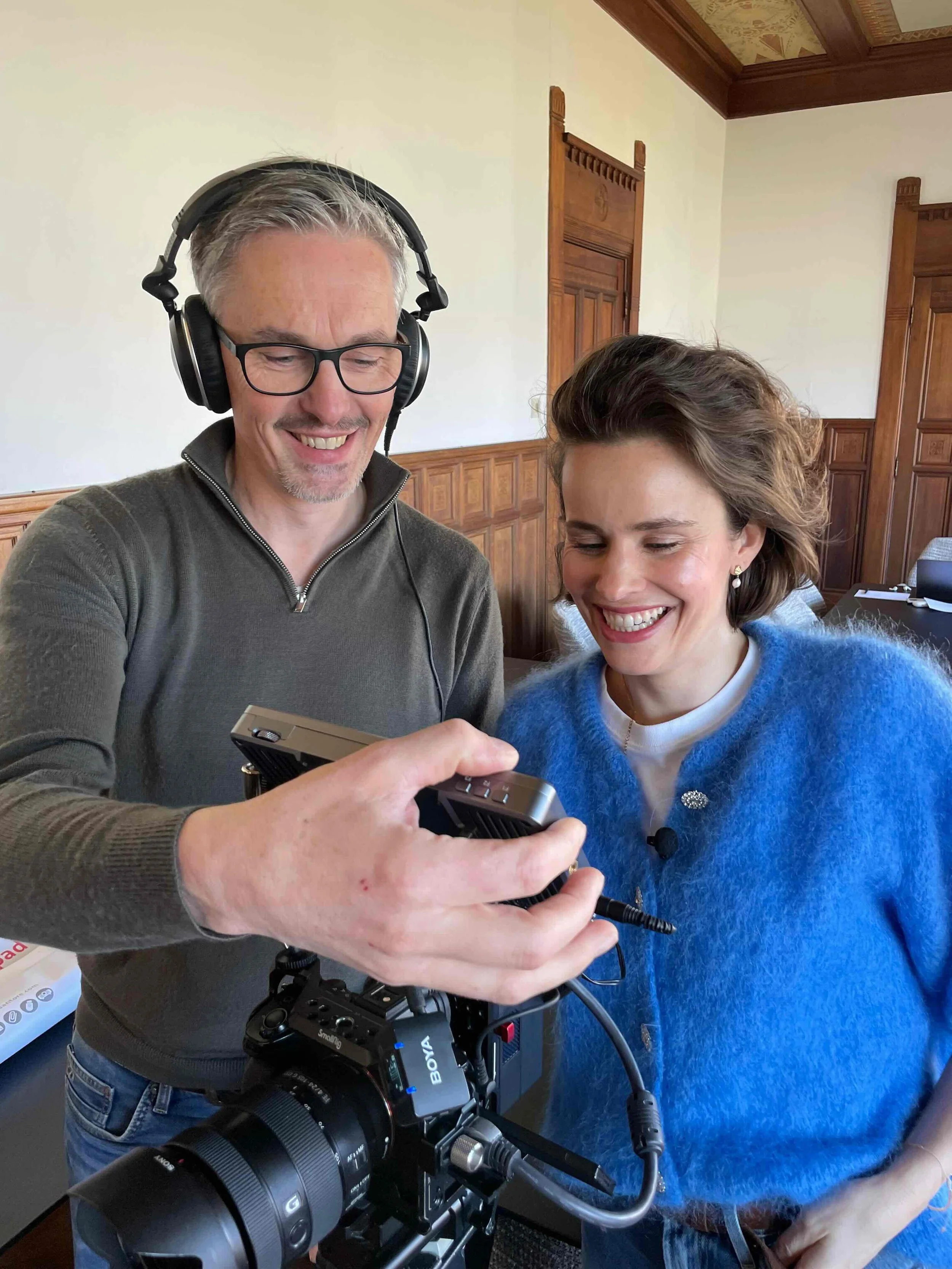 Trainer Lindy met cameraman gedurende een opname.