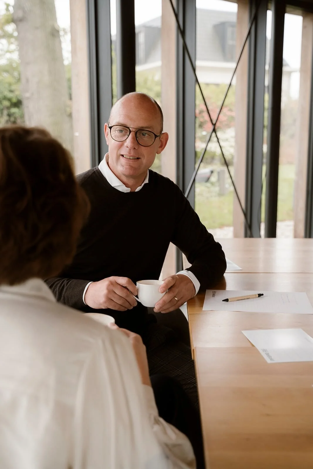 Een ervaren manager neemt deel aan de workshop storytelling.