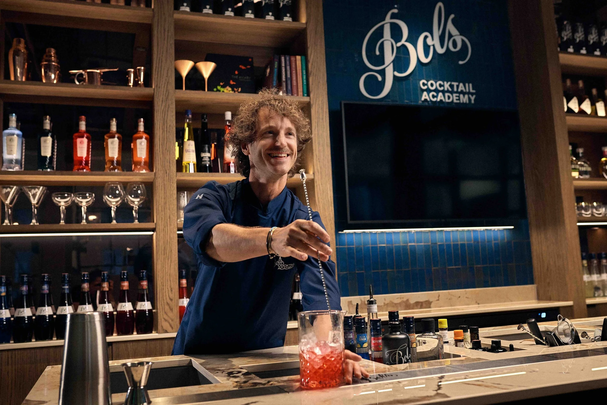 Een cocktailshaker van Lucas Bols, cocktail academy, maakt een cocktail in Amsterdam.