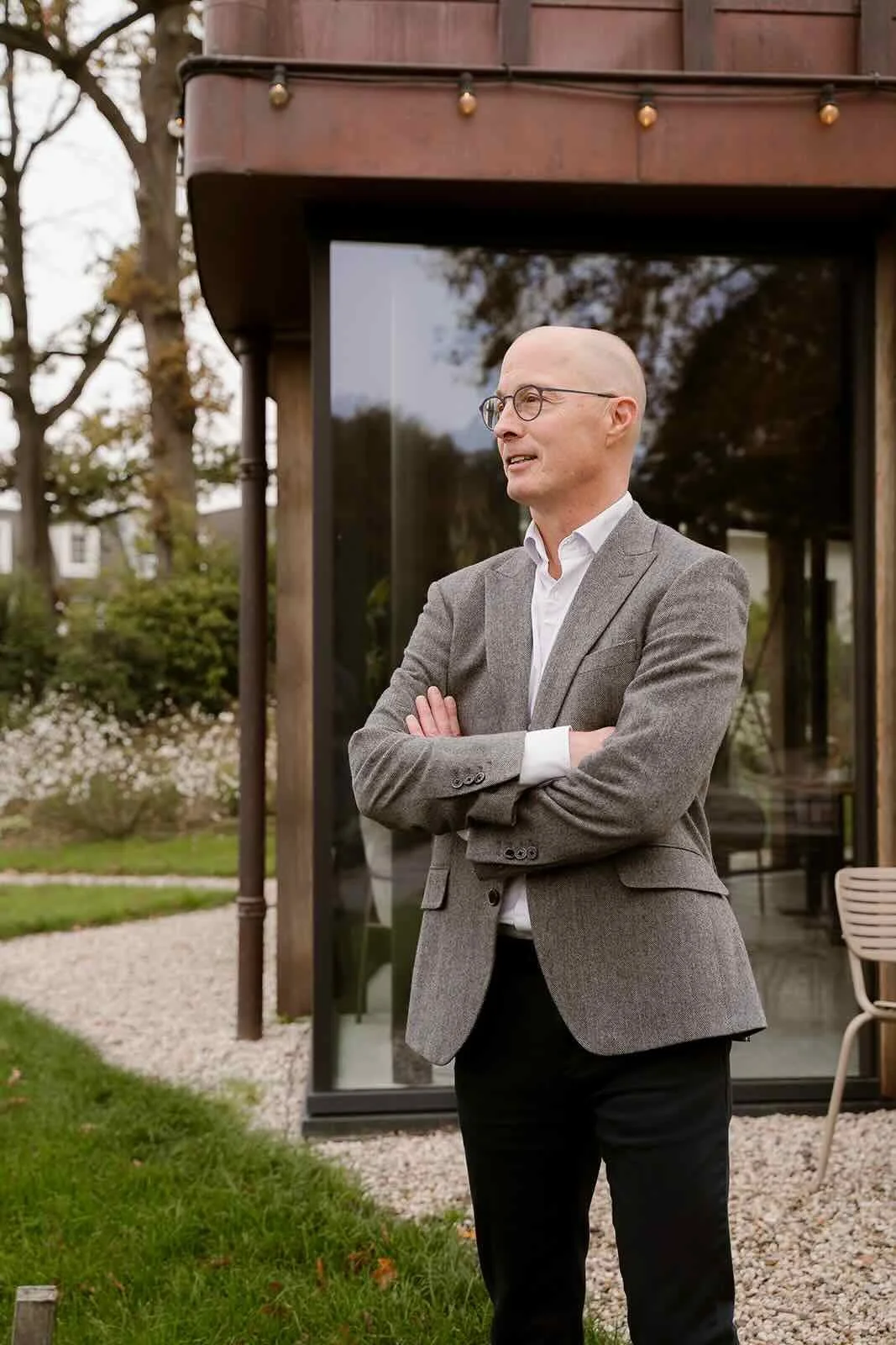 Manager die de workshop storytelling volgt. Met op de achtergrond een trainingslocatie.