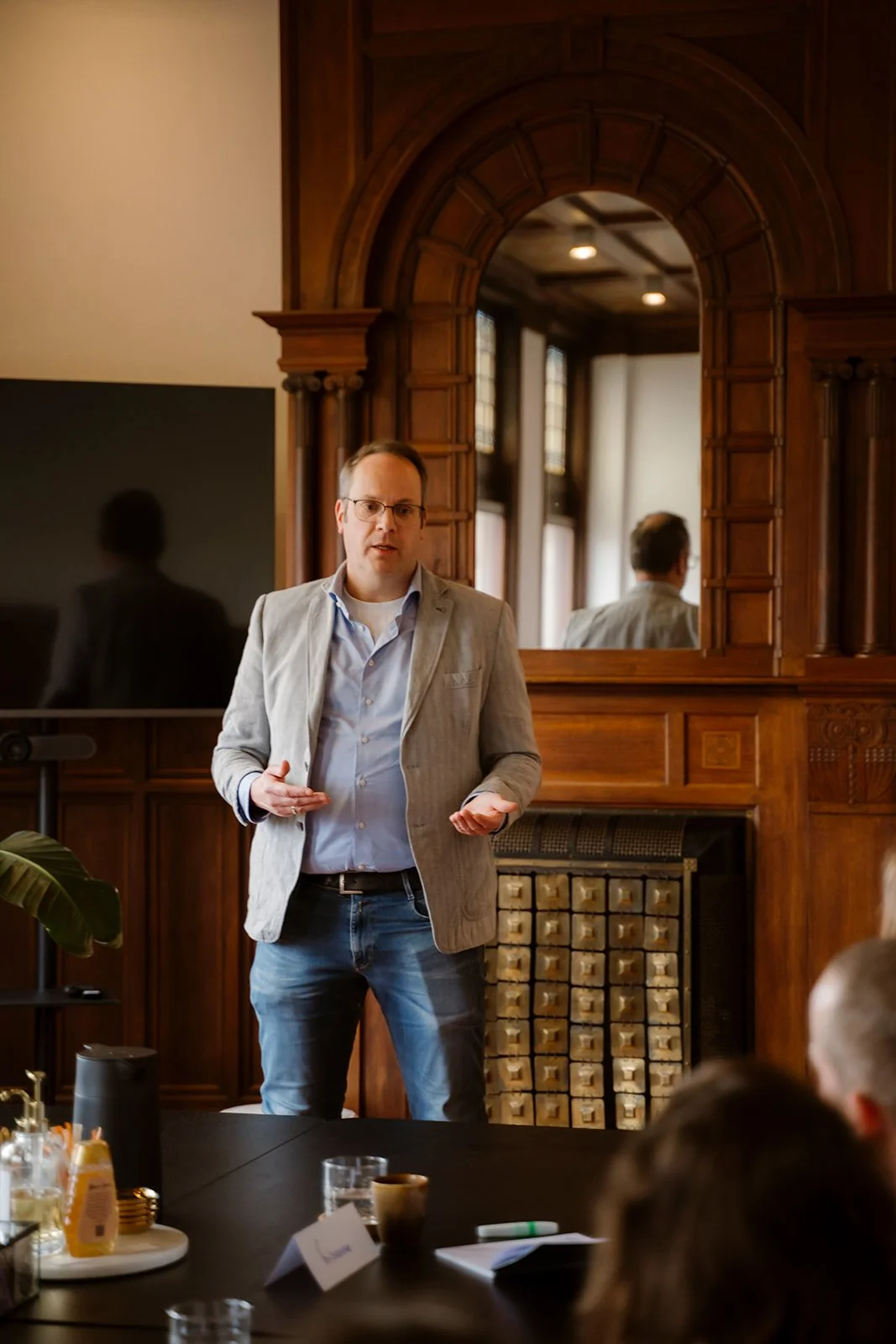 Een spreker, man, die een groep toespreekt tijdens de training Spreken met Impact.