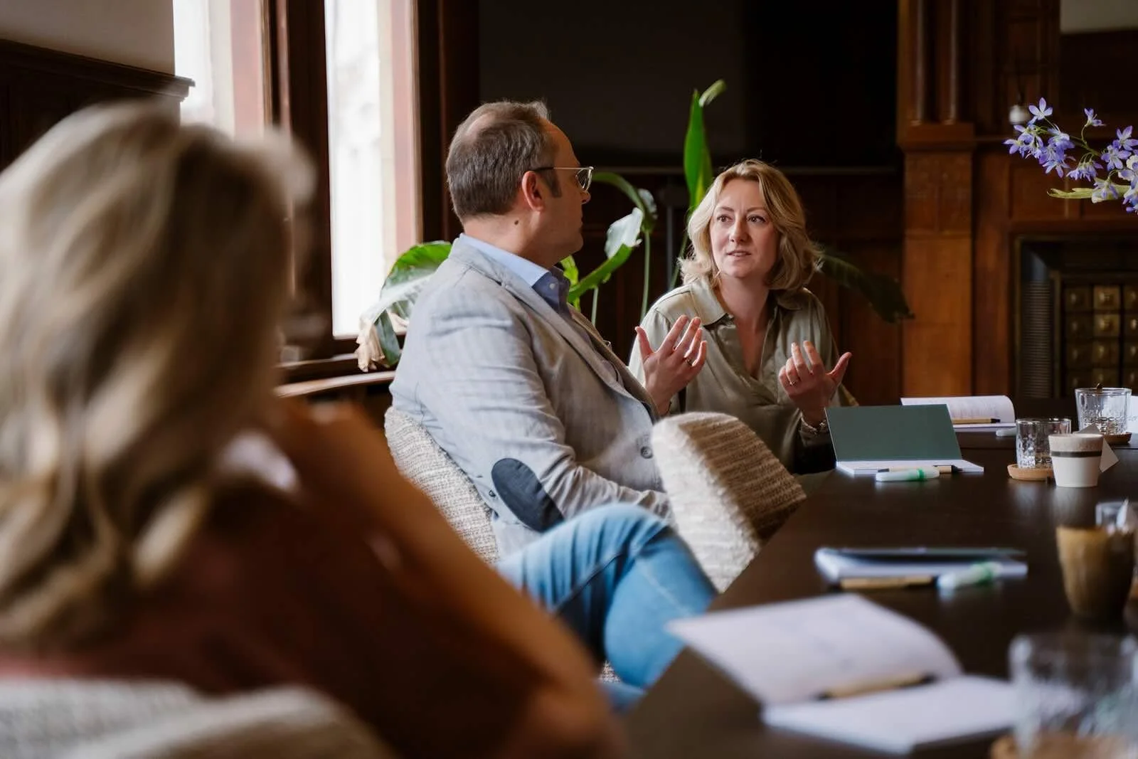 Twee mensen, een man en een vrouw, zitten aan een tafel tijdens de training onderhandelen bij BeBold Academy in Den Haag.