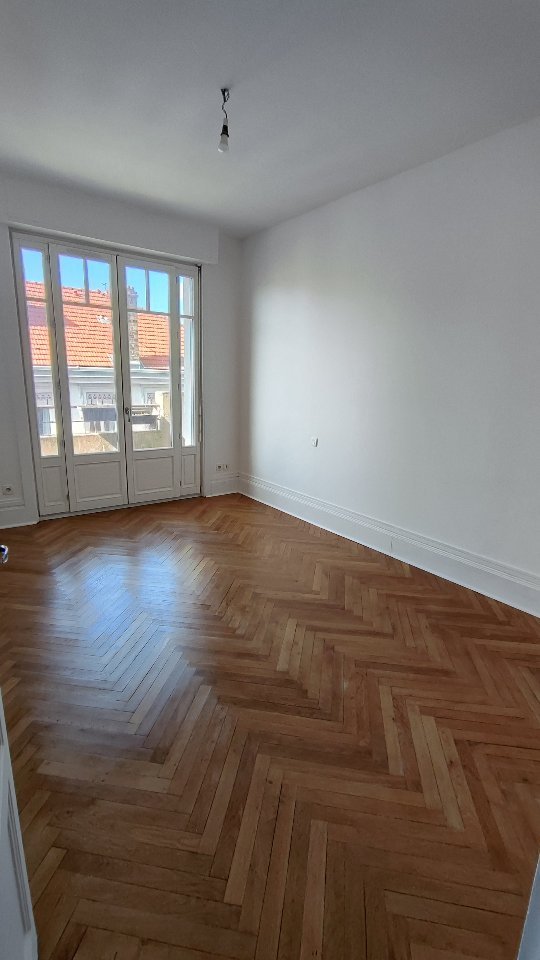 Rénovation complète d’un parquet massif endommagé par un dégât des eaux.
Ponçage, mise en teinte, vitrification pour une finition durable et élégante.
Fabrication sur mesure des plinthes