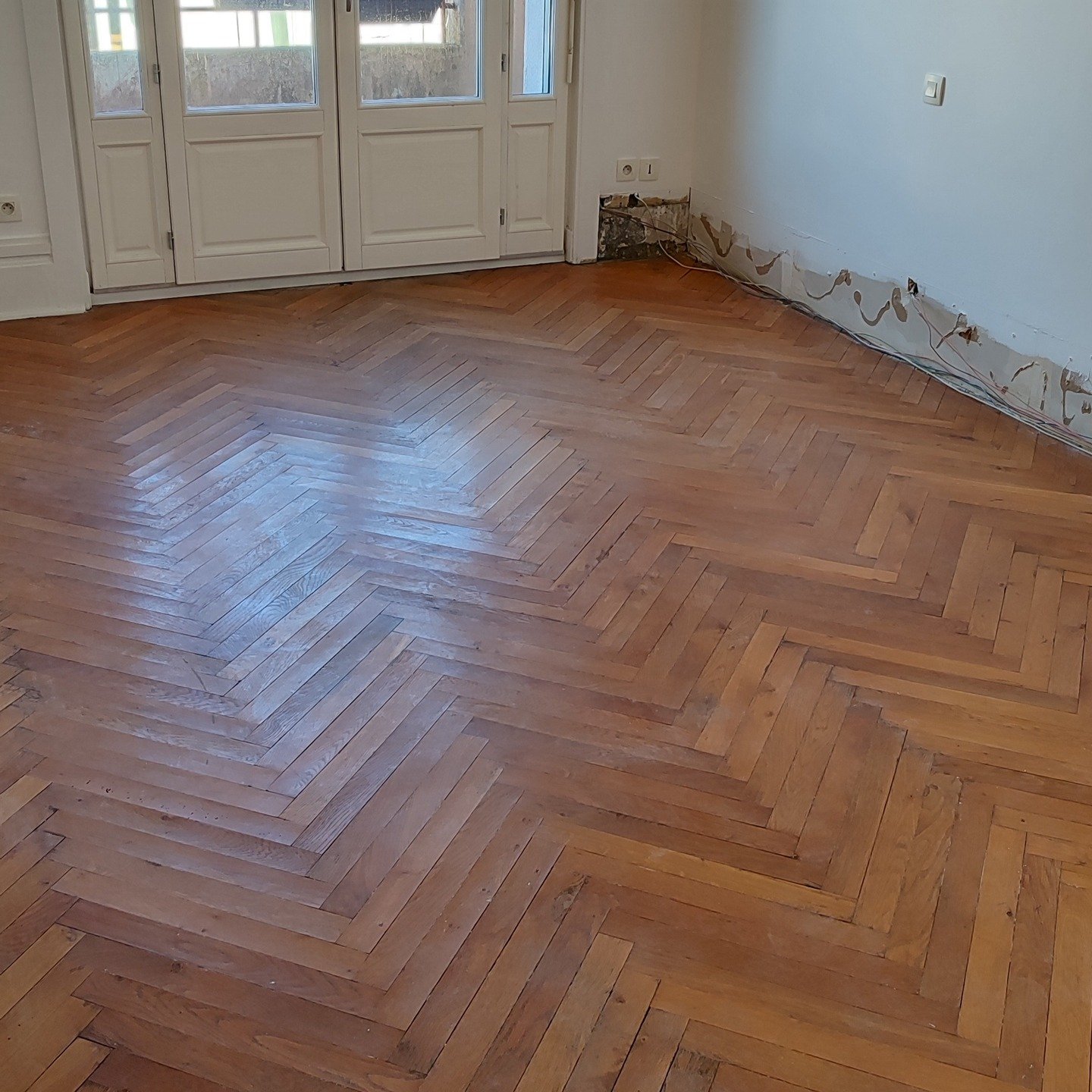 Rénovation complète de parquet à Lyon – Avant / Après
Retour en images sur un chantier réalisé ces deux dernières semaines : un parquet en bois massif abîmé par un dégâ