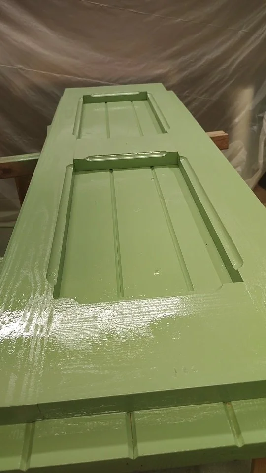 Volets sur mesure fabriqués à l’atelier
Des volets en bois massif, réalisés dans le respect du style dauphinois, puis peints au pistolet pour une finition soignée et durable.
🎨 Teinte vert pâle (RAL 6