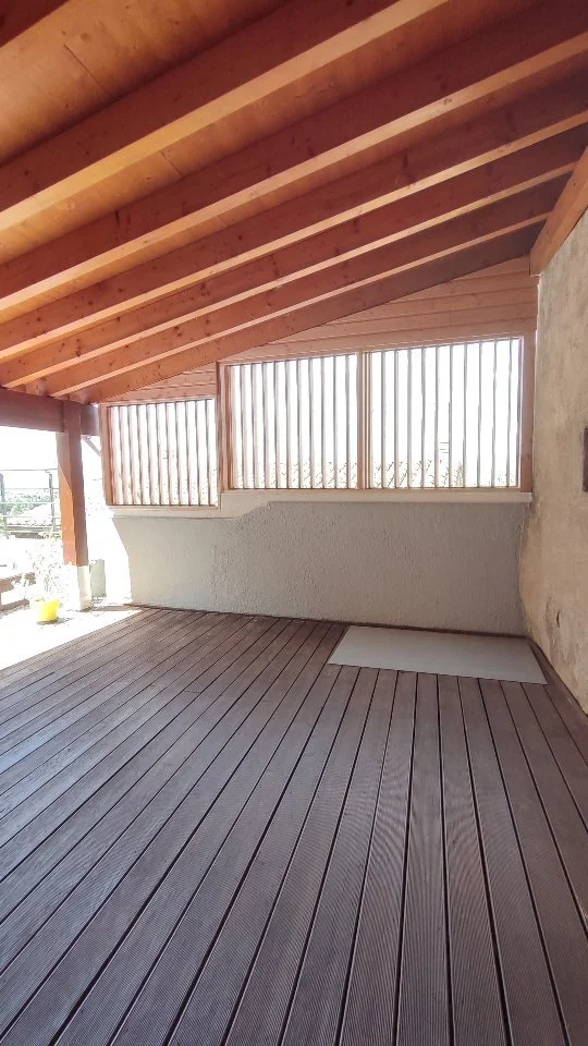 Brise-vue bioclimatique sur mesure – Fabrication & pose sur site
Pour ce projet, j’ai fabriqué et installé un brise-vue en pin Douglas, directement sur place, adapté à l’exposition et aux besoins de