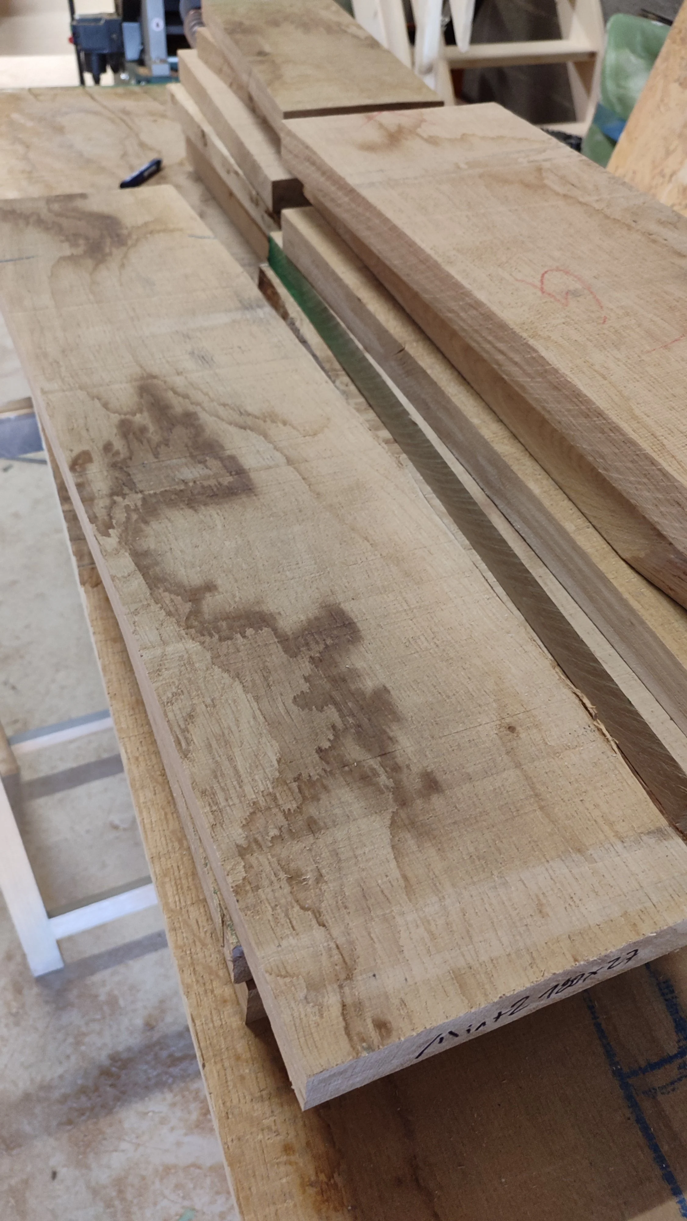 Bois brut pour fabrication d'un meuble sur mesure.jpg