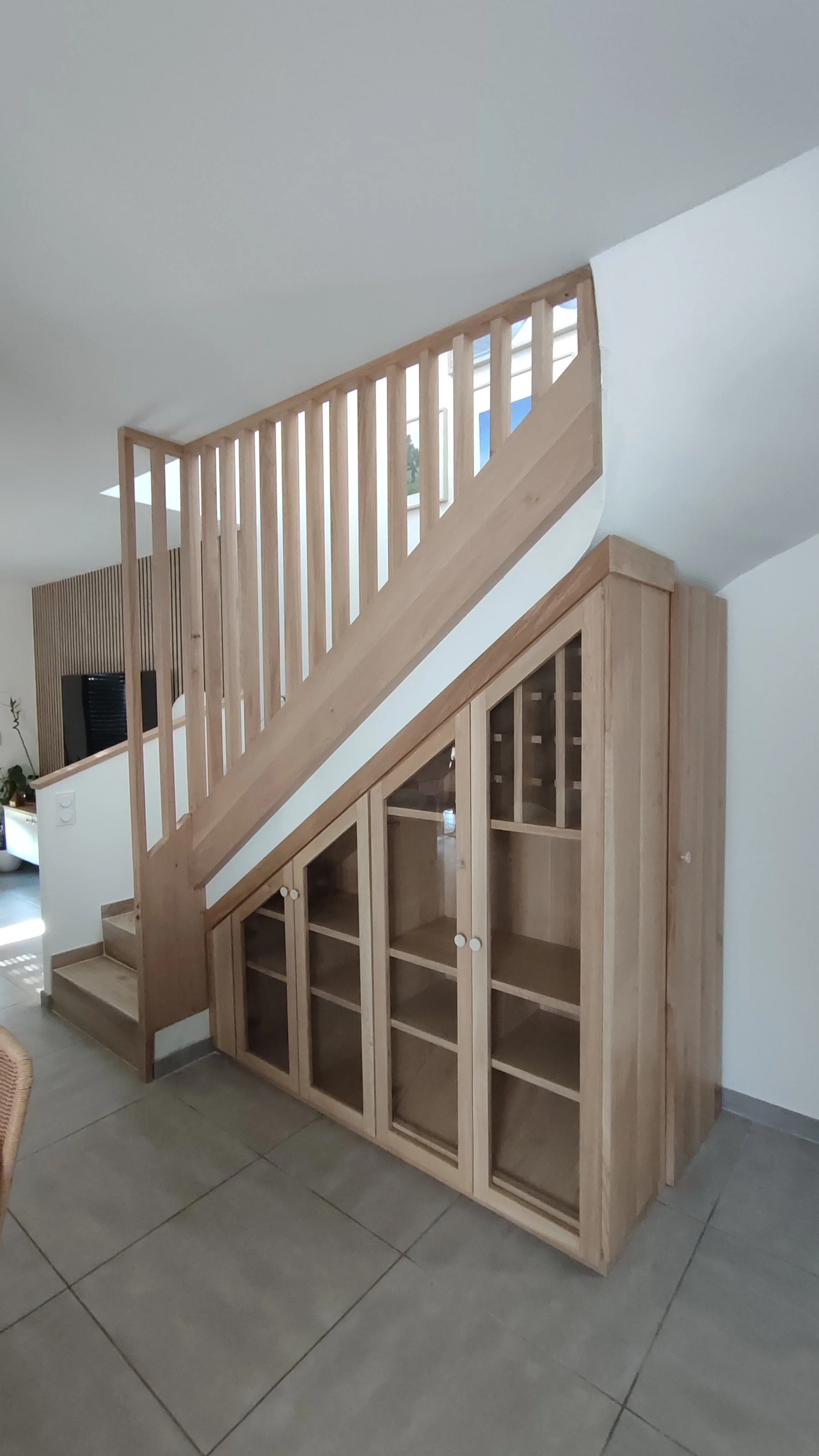Claustra et meuble sous escalier sur mesure en bois massif chêne.jpg