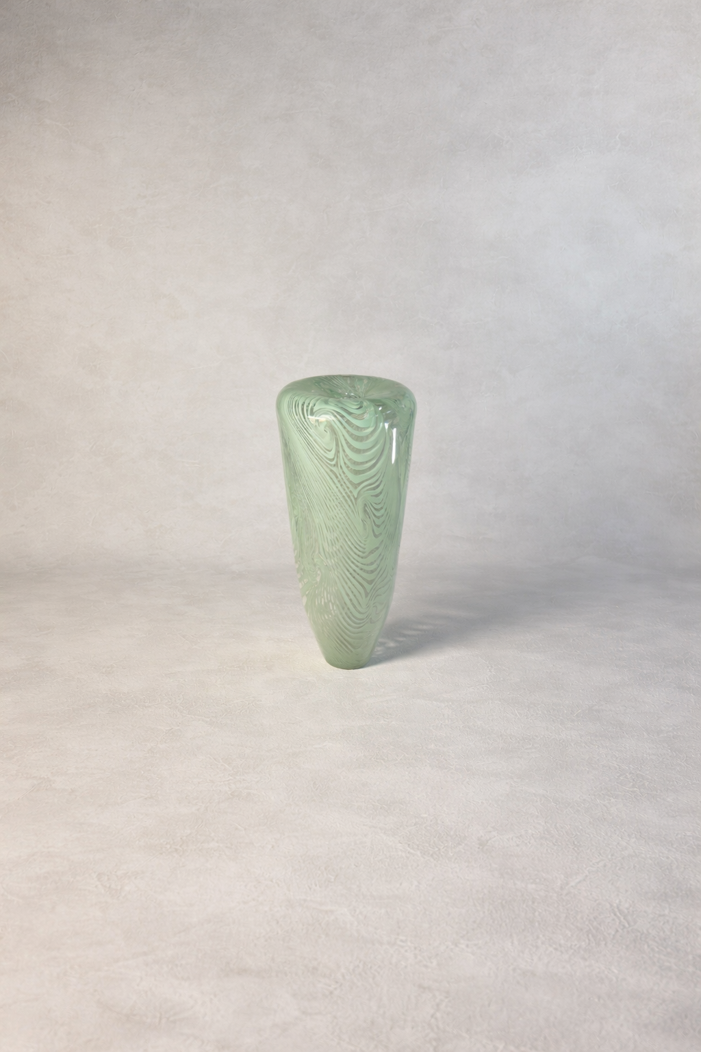 Vase sculpture soufflé à la bouche avec des spirales couleur céladon Artisanat d'art