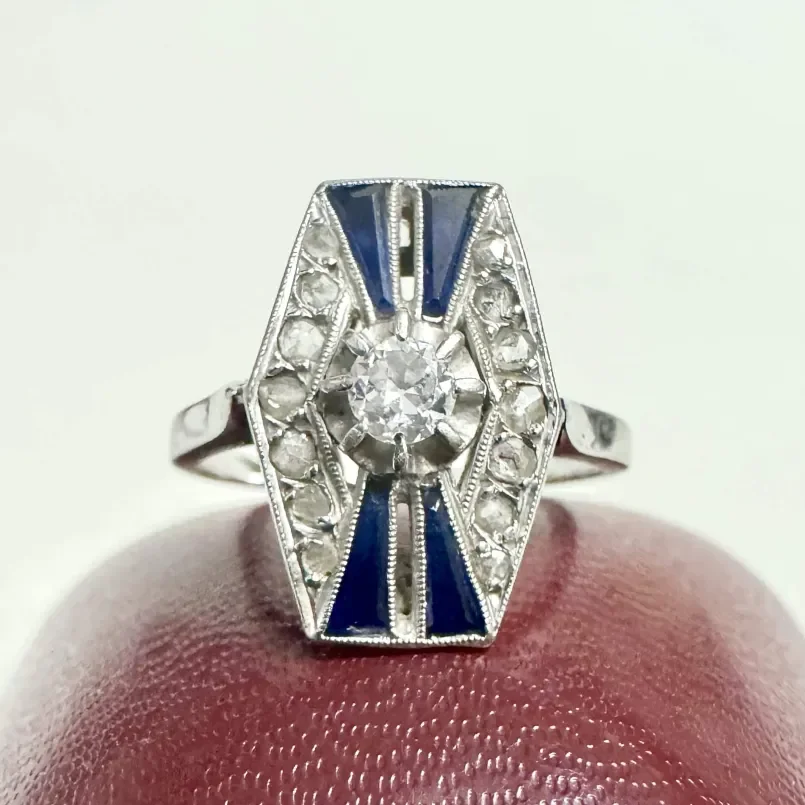Bague Art Deco pièce d'exception or blanc et platine, saphirs et diamants
