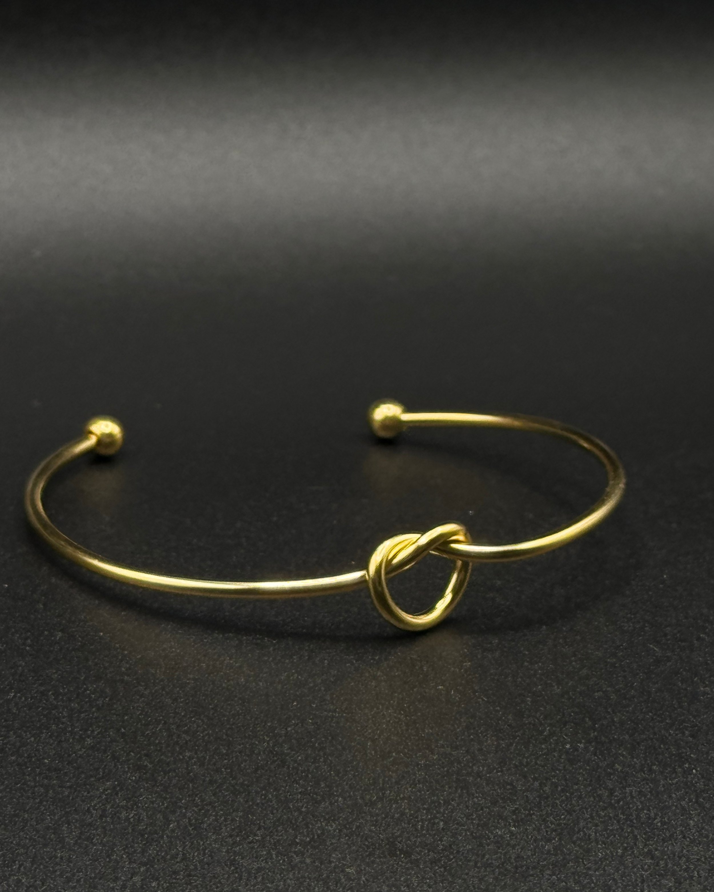 Knot bracelet, 18K Gold Plated Dainty Bracelet. Waterproof. Emilia Burk