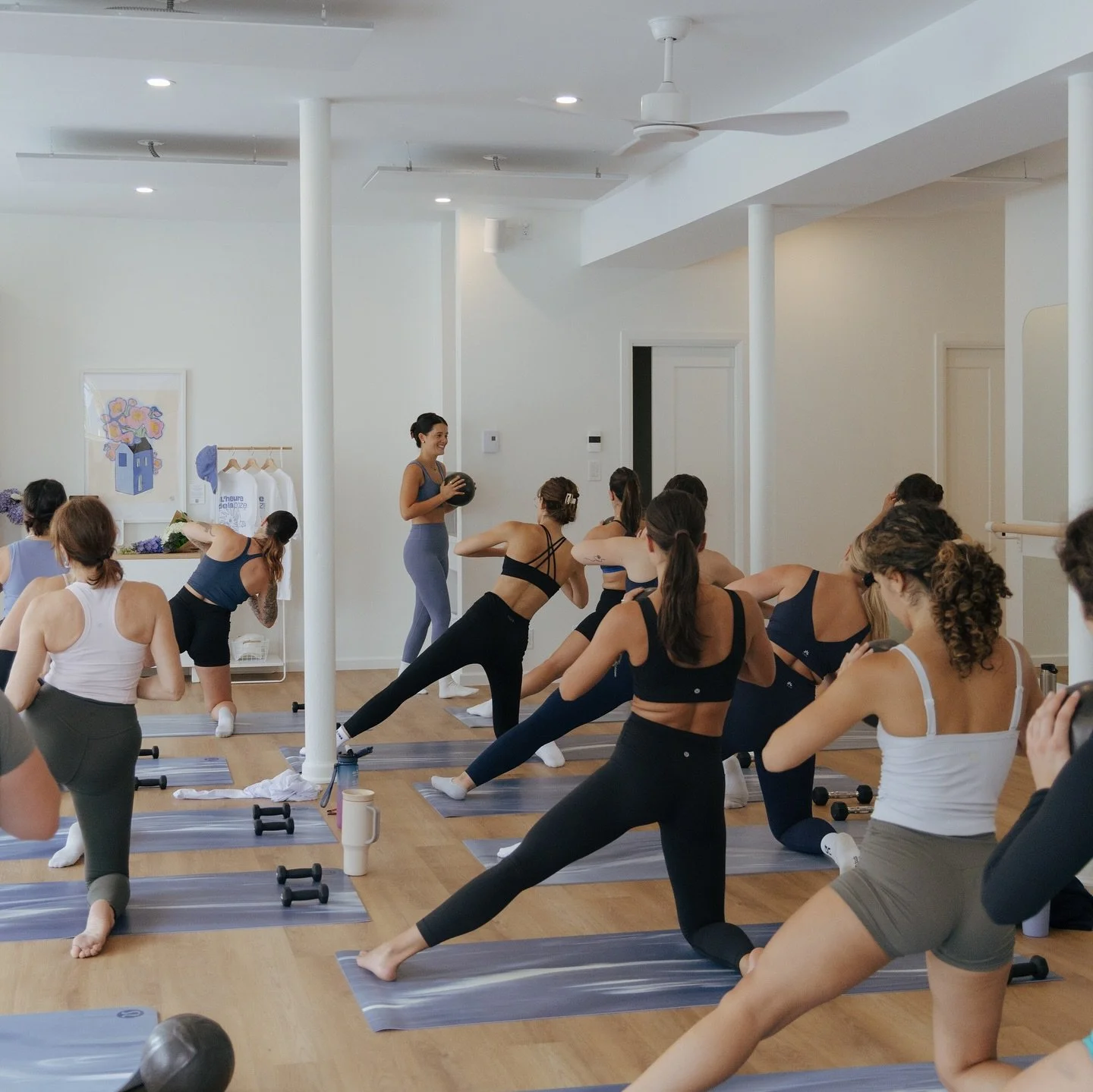 D&eacute;j&agrave; un mois depuis notre ouverture !! 

Beaucoup de BURN, de c&acirc;lins et de rires ont &eacute;t&eacute; partag&eacute;s entre les 4 murs du studio. 
Merci merci merci pour votre pr&eacute;sence jour apr&egrave;s jour. Vous faites T