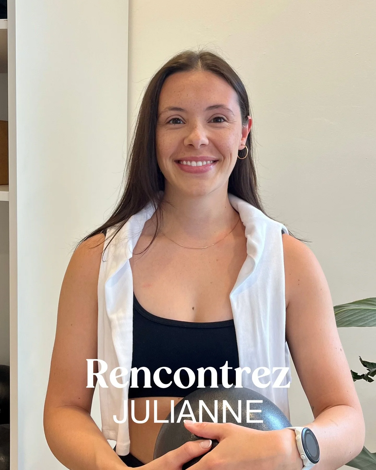 Rencontrez Julianne! 

De membre OG &agrave; professeure, Julianne s&rsquo;est jointe &agrave; l&rsquo;&eacute;quipe Poze &agrave; la fin septembre &agrave; notre plus grand bonheur! Elle offre le meilleur des Poze Pilates tous les mercredis soirs, a