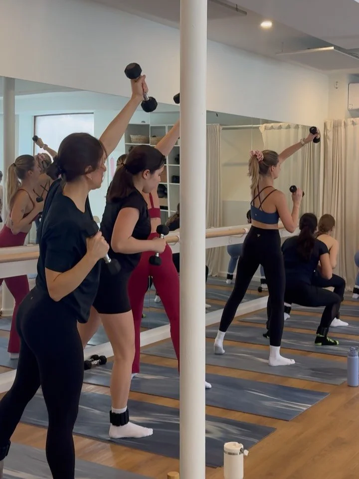 RECAP SEMAINE 5 &ndash; D&eacute;j&agrave; la derni&egrave;re semaine du D&eacute;fi hivernal compl&eacute;t&eacute;e ❄️ 

On a termin&eacute; &ccedil;a avec plus de fun et plus de burn que jamais aka les poids chevilles de 2lbs&hellip; these girls a