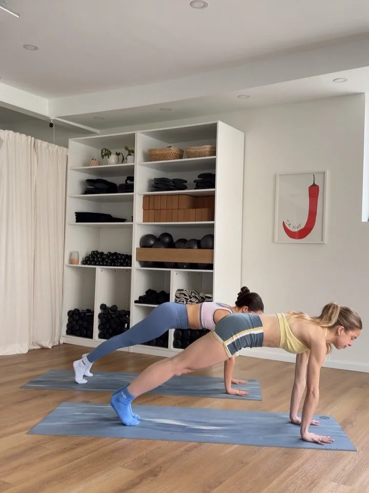 Poze Yoga Flow avec @marievetalbot 🌀

Disons que depuis que cette perle fait partie de l&rsquo;&eacute;quipe, on entend beaucoup au studio &ldquo;je n&rsquo;avais jamais vraiment aim&eacute; le Yoga, mais j&rsquo;ADORE les cours avec Marie-&Egrave;v