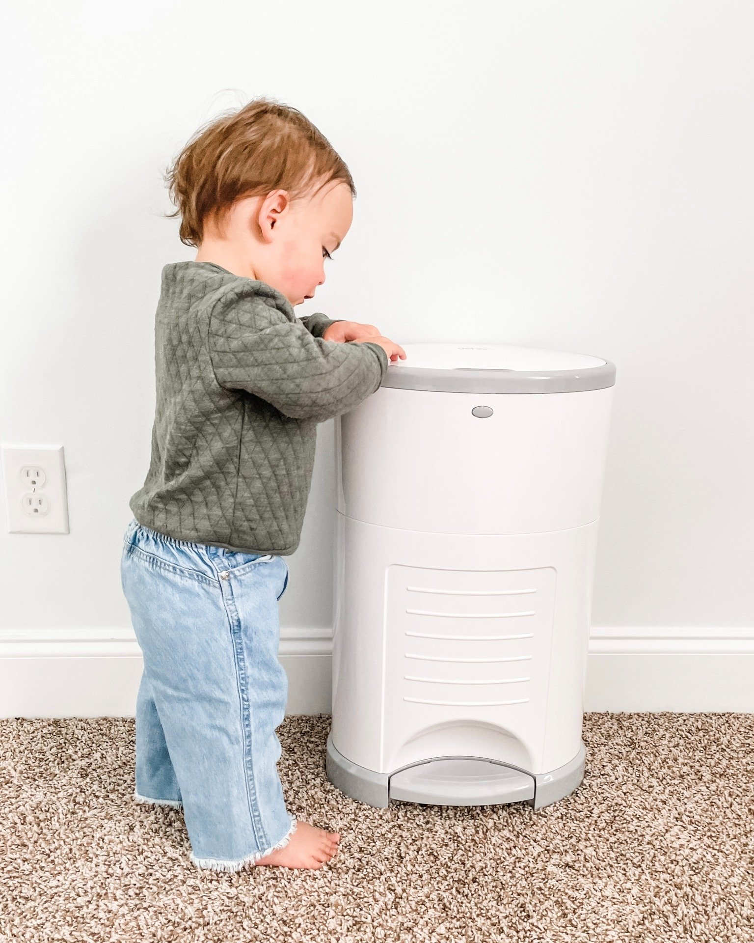 Ready to go green this spring? 🌼 Dekor Eko is made with 70% recycled materials, but still has the same step, drop, done system parents have loved for years! 

{📸 @erinpgates} 

#dekor #diaperdekor #dekoreko