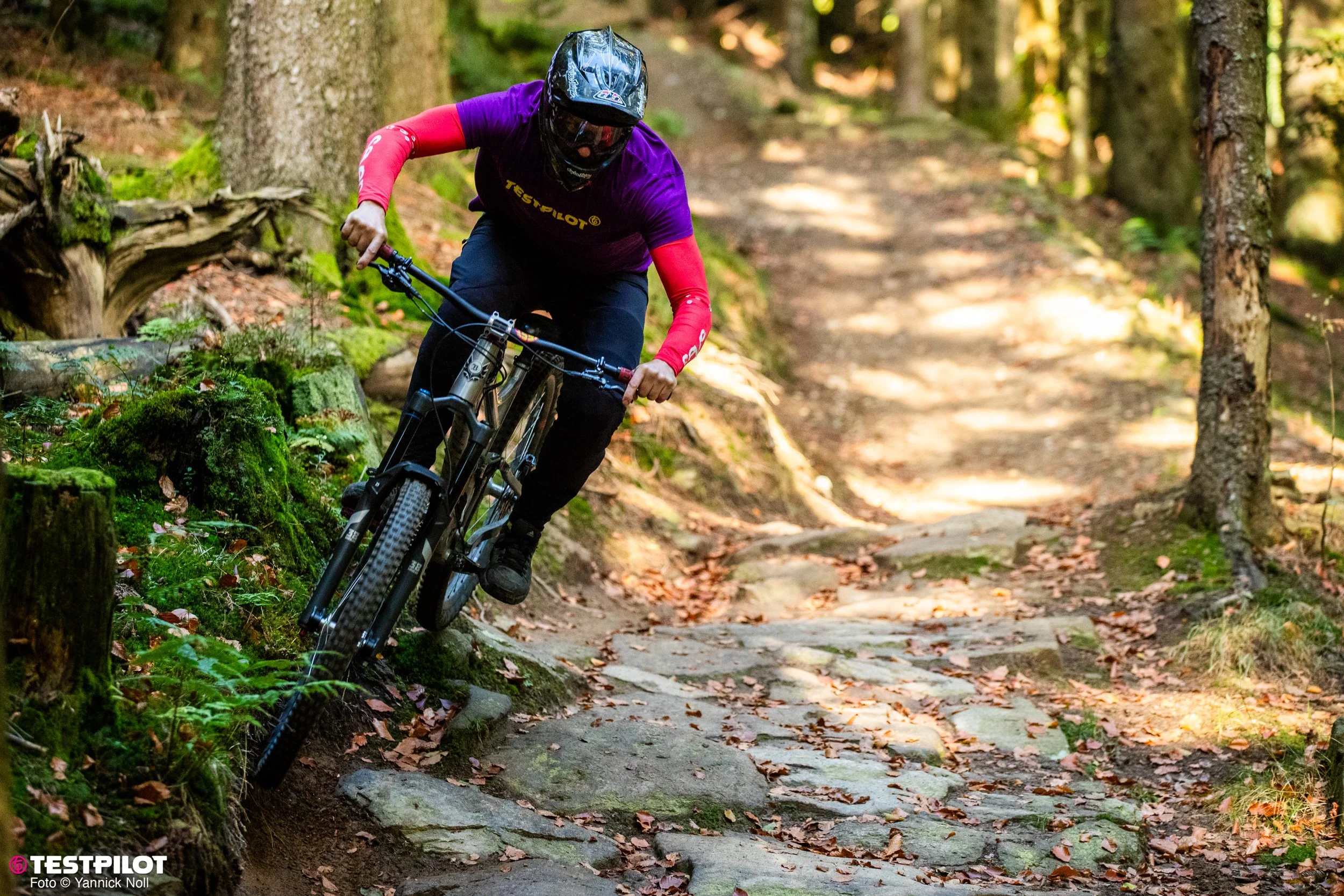 Foto_Jens_Staudt_TESTPILOT_SR_Suntour_Durolux_riding-8221.jpg