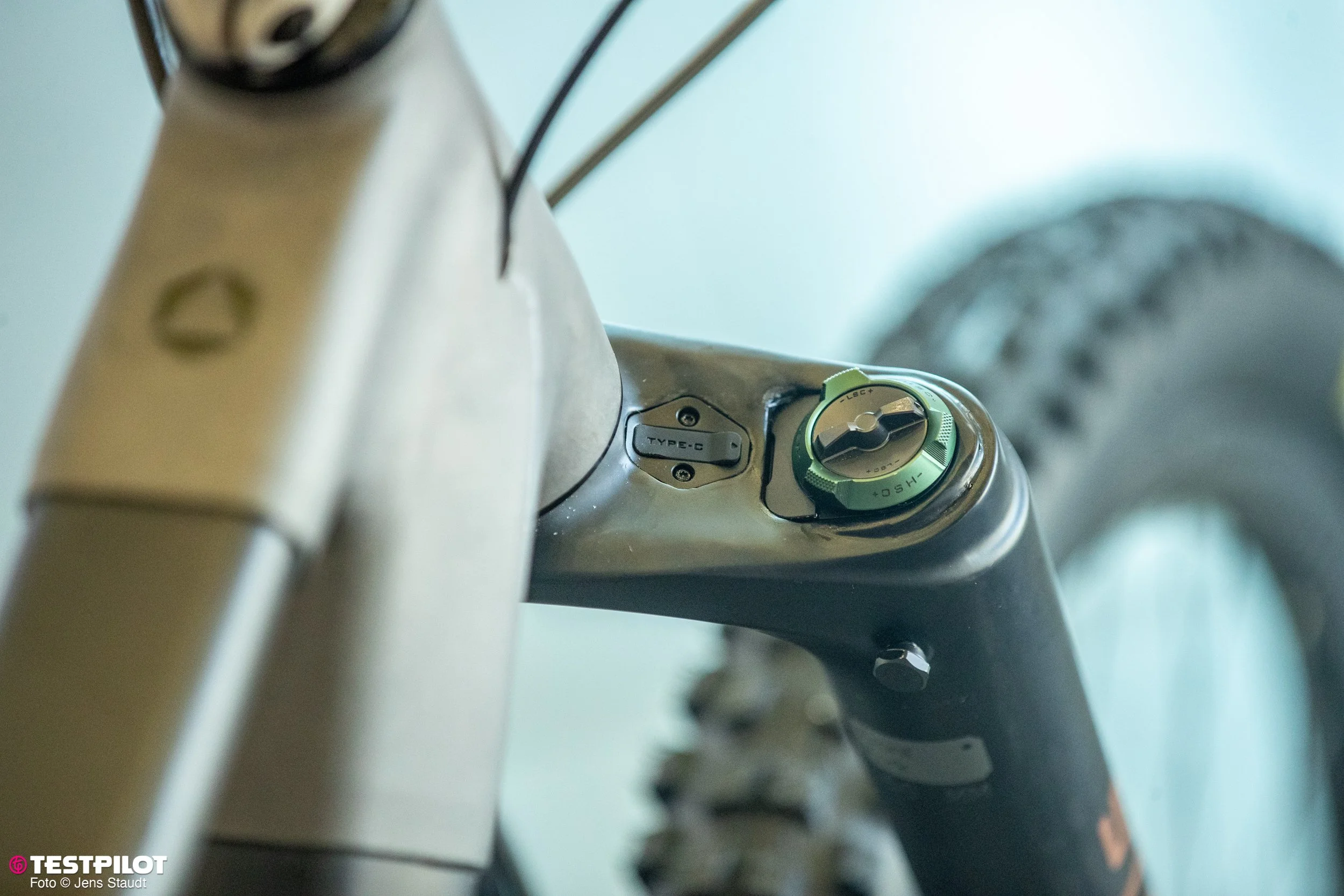 Foto_Jens_Staudt_Eurobike_Stablead_Bikeparts_Shocks_Forks-2632.jpg
