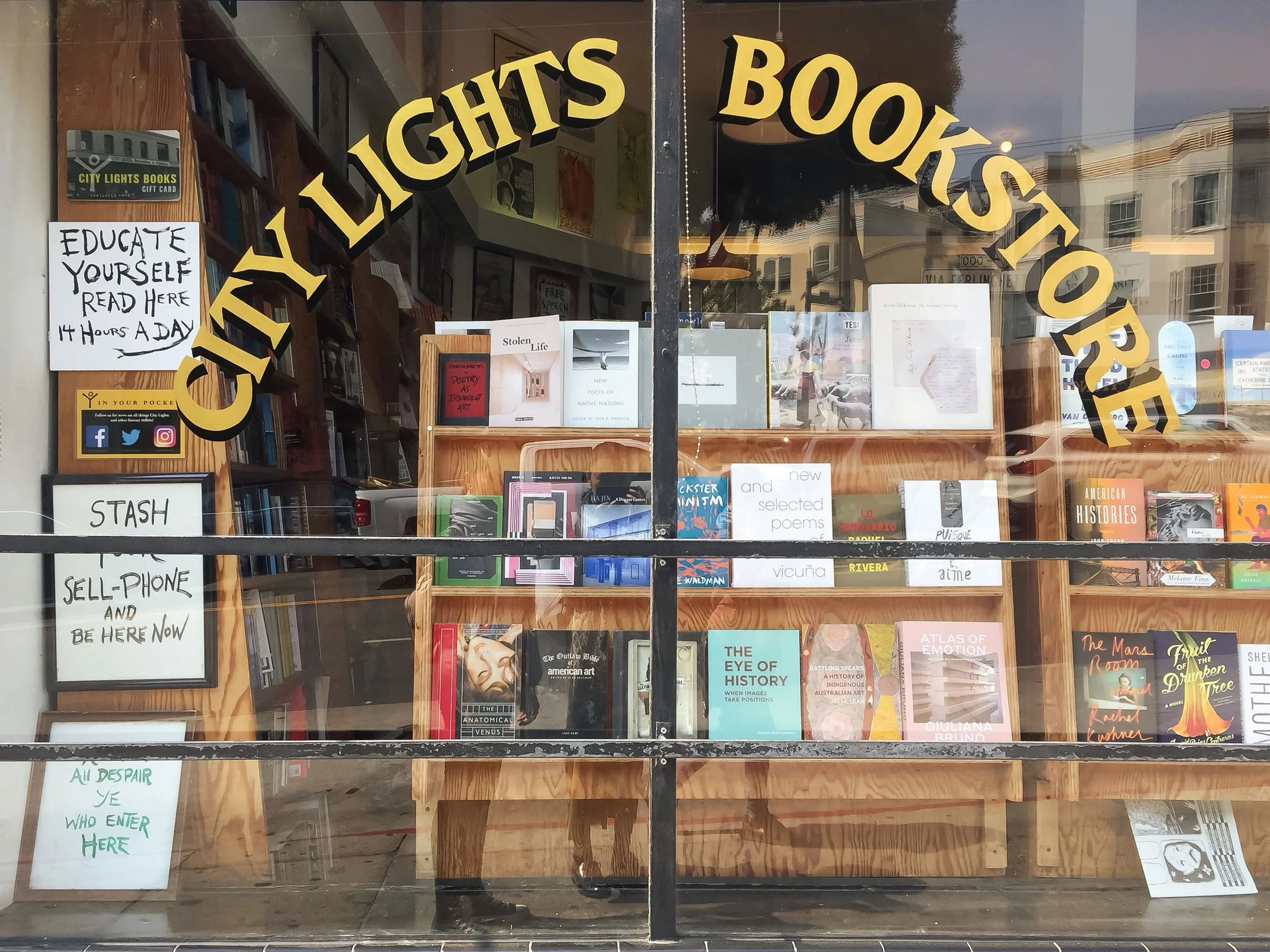 brianna-cariola-photography-san-francisco-california-city-lights-book-store-8.jpg