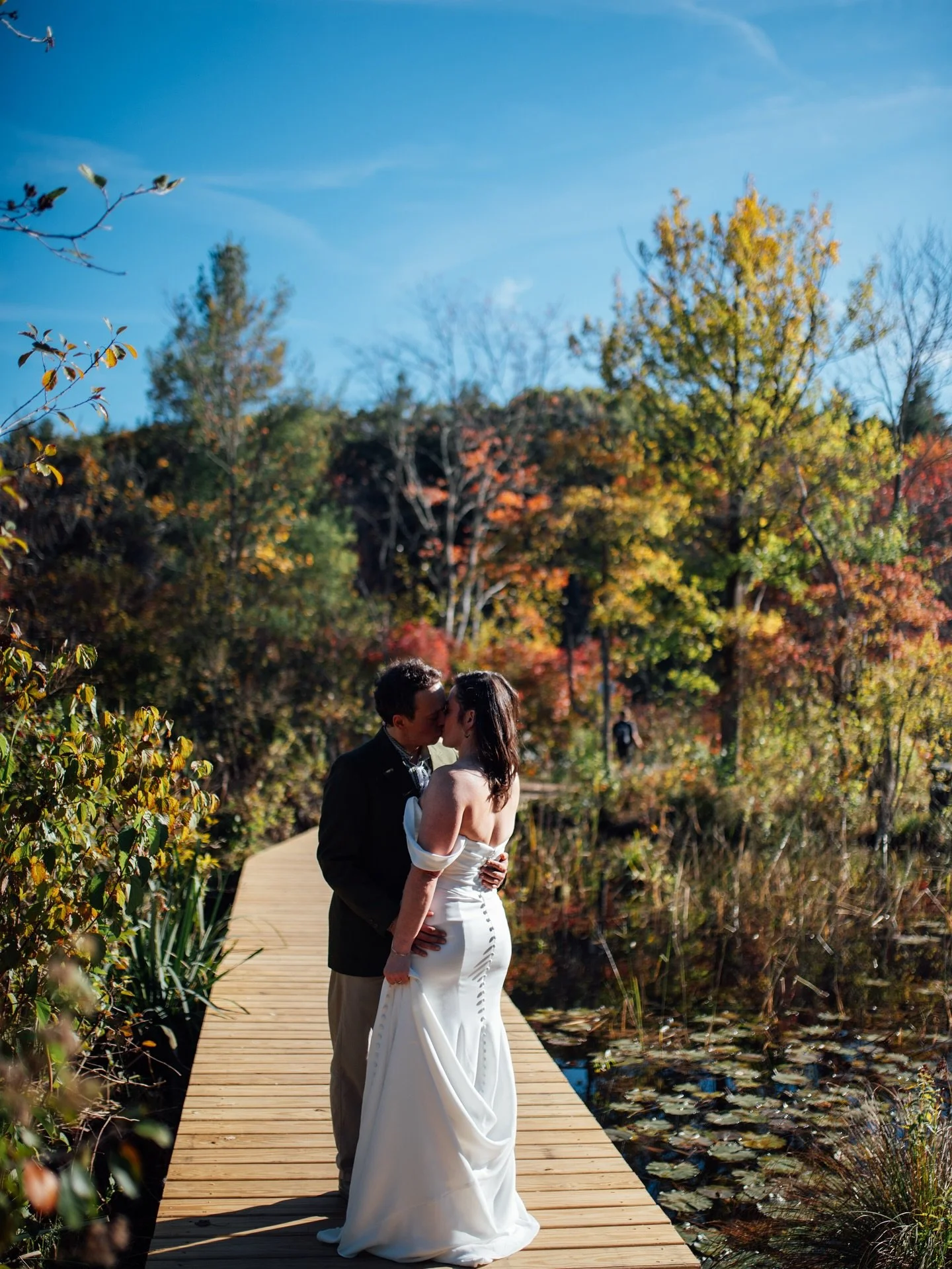 I think fall weddings are my favorite 🍂 so happy to celebrate our last wedding of the year with M &amp; Z, plus some owl friends 🦉

Coordinator @fosterevents 
Photography @whiskyspice 
Catering @simplefarecatering 
Desserts @butternutbakehouse 
Alc