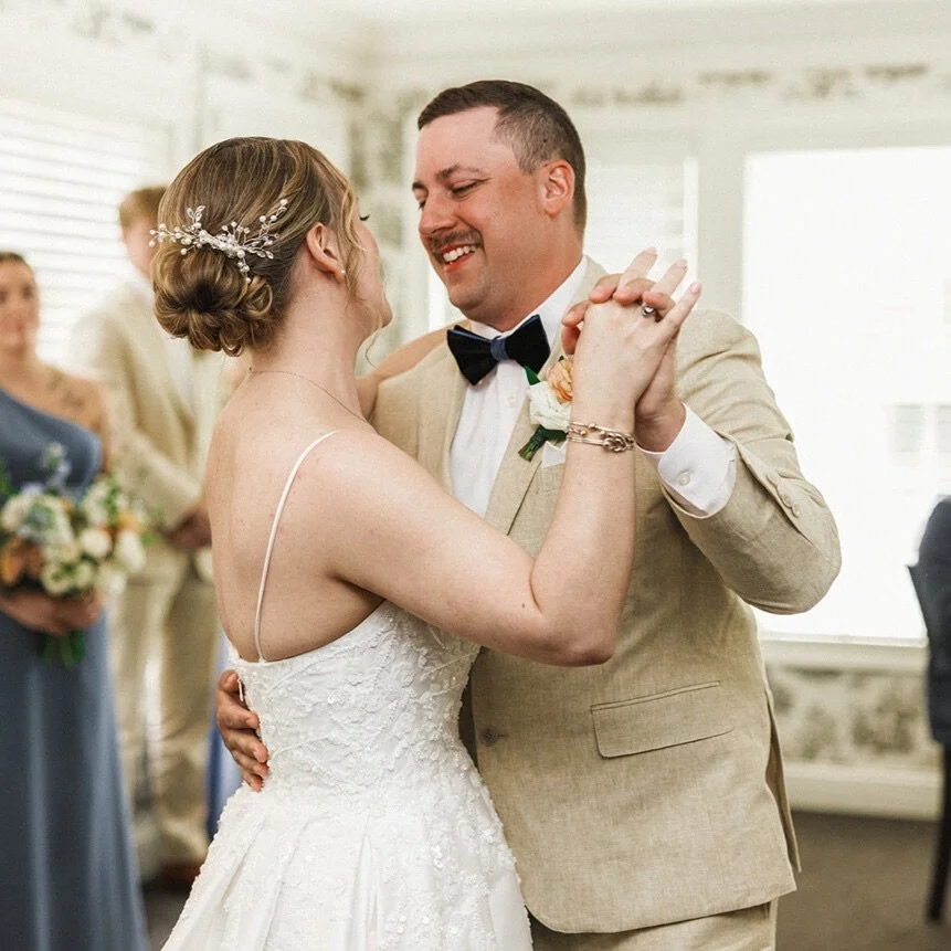 throwback to our client and now friends beautiful May wedding 💐

Coordinator @fosterevents 
Photographer @emiliefaithphoto 
Florals @sunkissed_stems 
Venue @oyi_tavern 
DJ @djdannywalsh 
Hair @hairby.jules 
Make-up @unveilyourlovebridalbeauty 
Trans