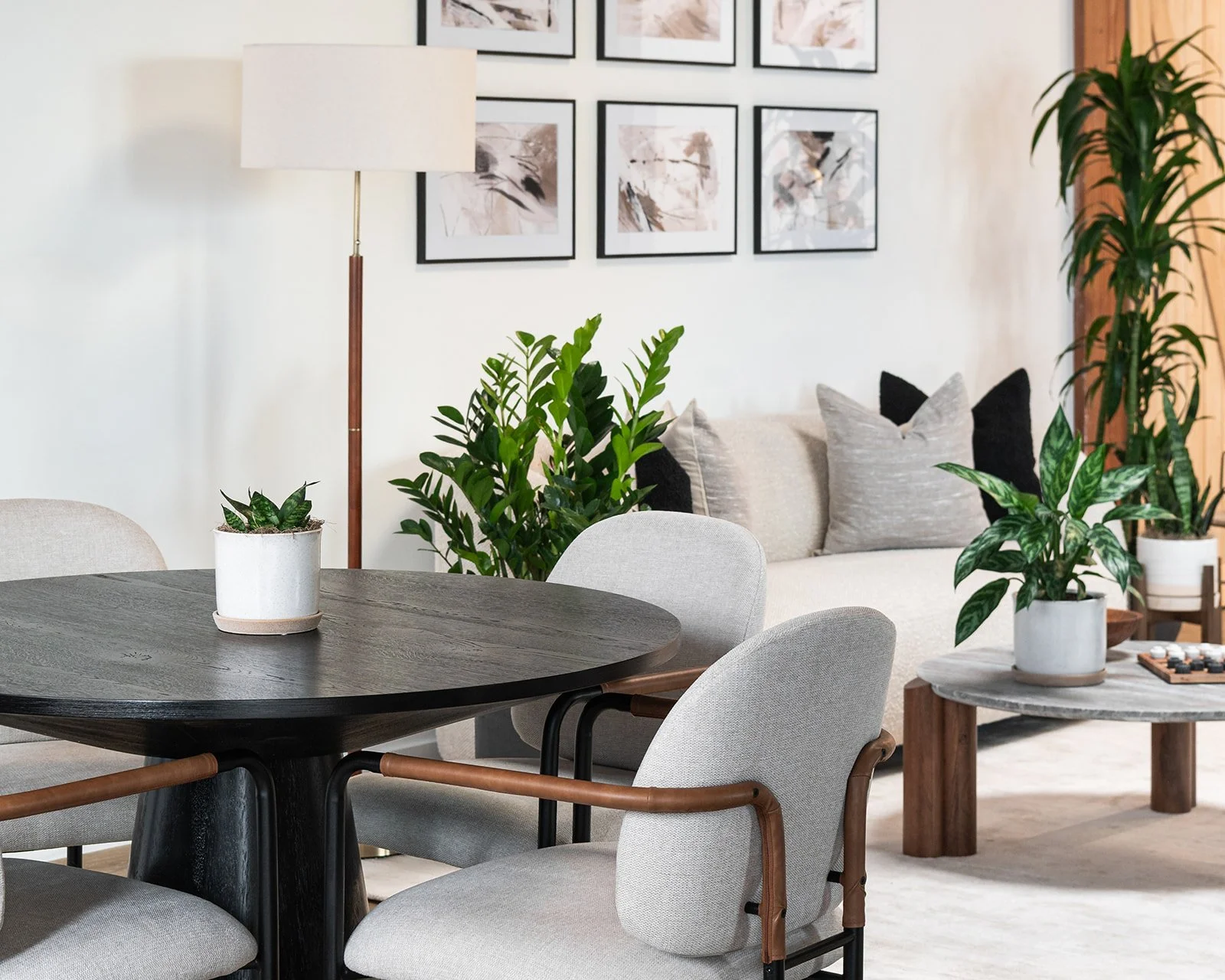 Seating and collaboration area in a Chicago executive team office space. 