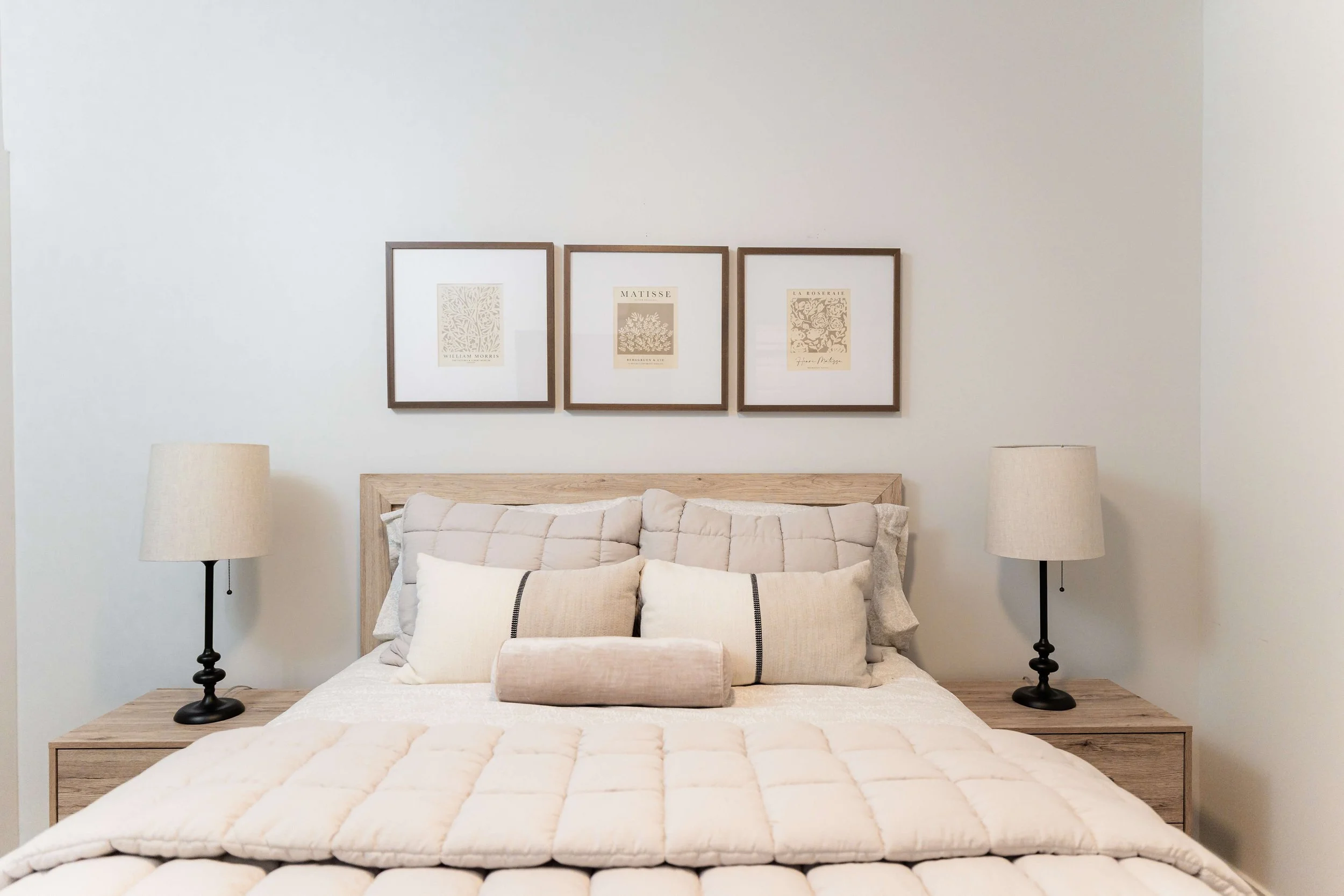 Modern coastal guest room featuring layered textures and a calm, inviting atmosphere.