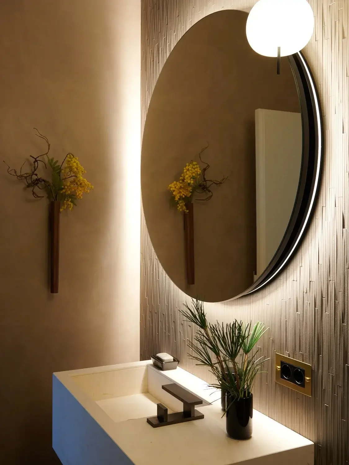 high-end-mirror-in-bathroom.webp
