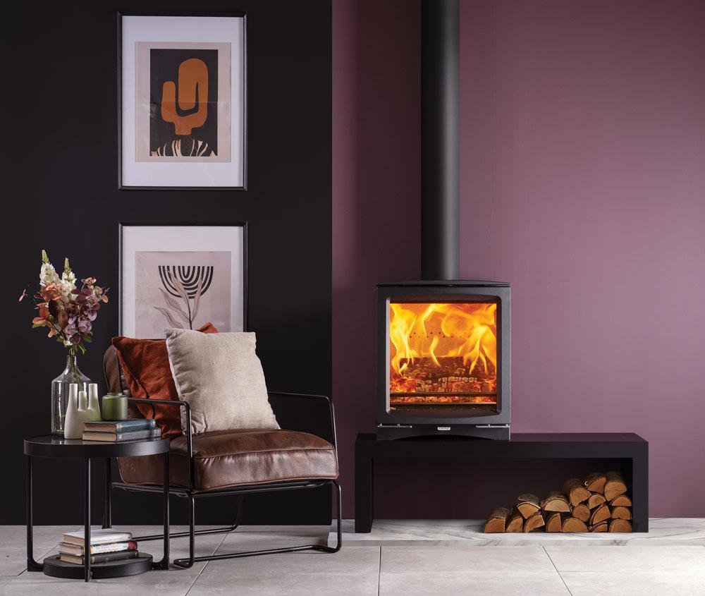 Vogue-Medium-Ecodesign-woodburning-stove-with-optional-Plinth-on-100-Low-Bench_No-Logs_LB.jpg