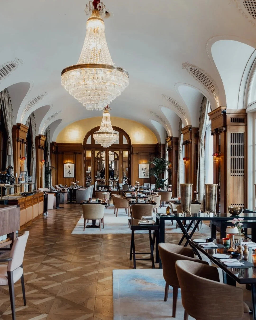 A beautiful civil wedding at the iconic Grand Hotel in the heart of the Swiss capital🤍 A magical place to celebrate a big day filled with joy and elegance🤍 We send our warmest wishes to the newly married couple💍✨
.
Photo @leekramer.ch
Venue @belle