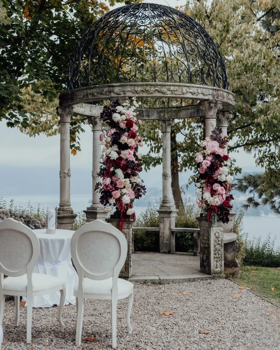 One of our last weddings this year took place at the beautiful Schl&ouml;ssli Utenberg overlooking Lucerne🤍 A stunning venue, lovingly decorated, and the perfect backdrop for heartfelt moments. Take a look at the images and dive into the atmosphere?