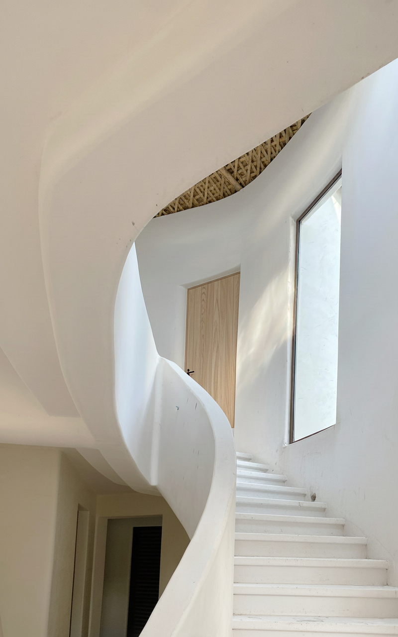 On-site construction of biomimetic villas using durable materials designed for long-term living in Tulum.