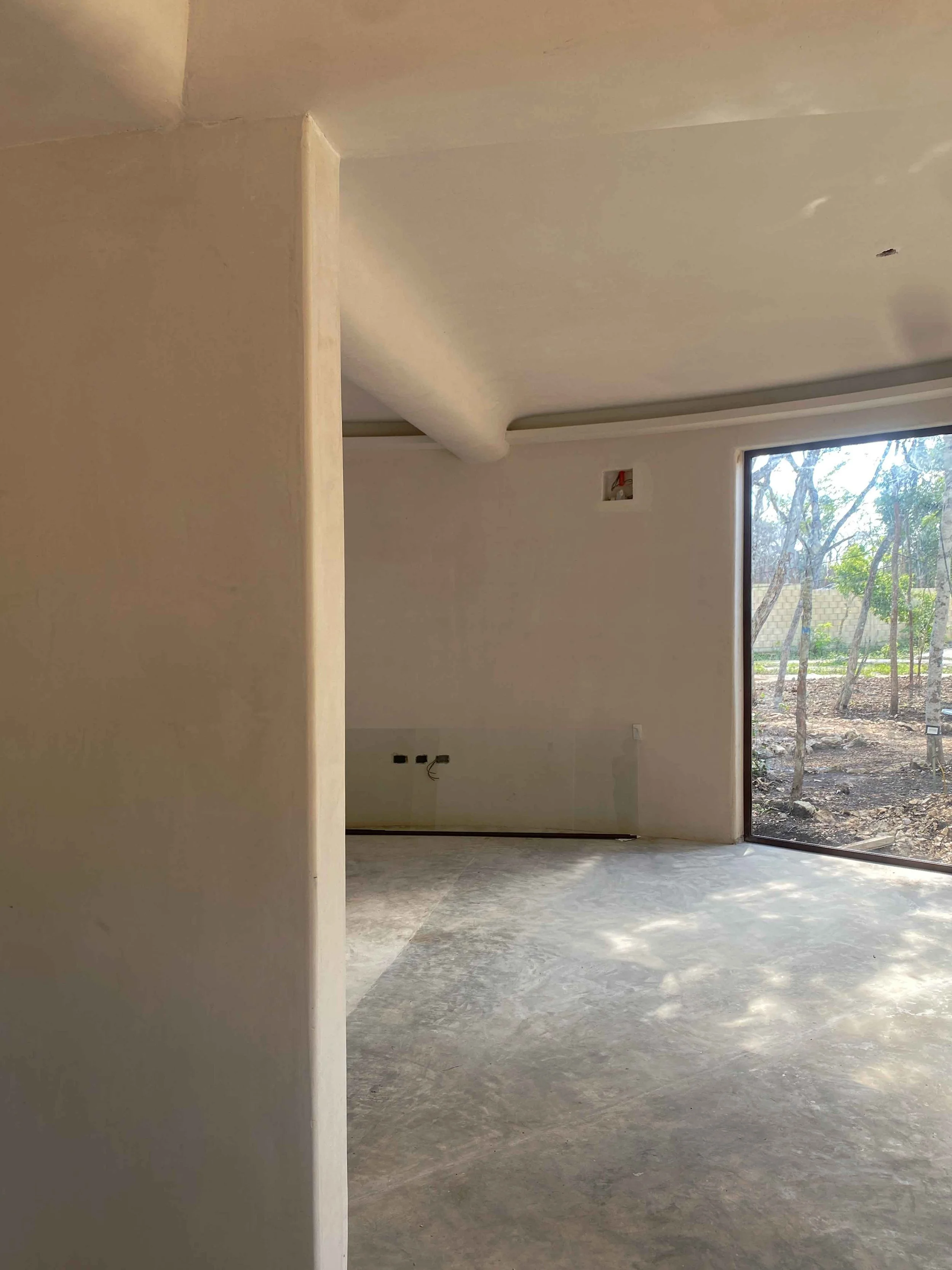 On-site construction of biomimetic villas using durable materials designed for long-term living in Tulum.